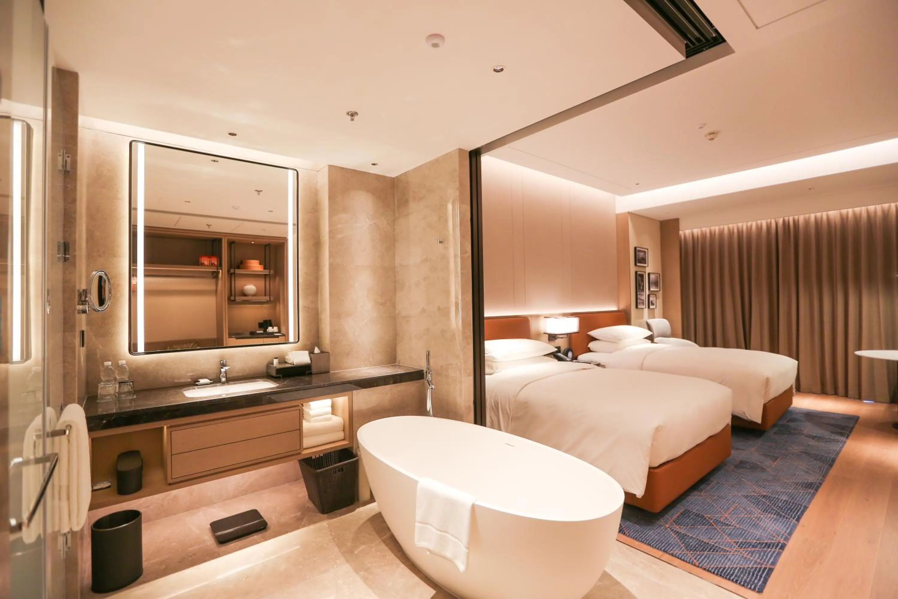 Bathroom, Bed in Sheraton Rizhao Hotel