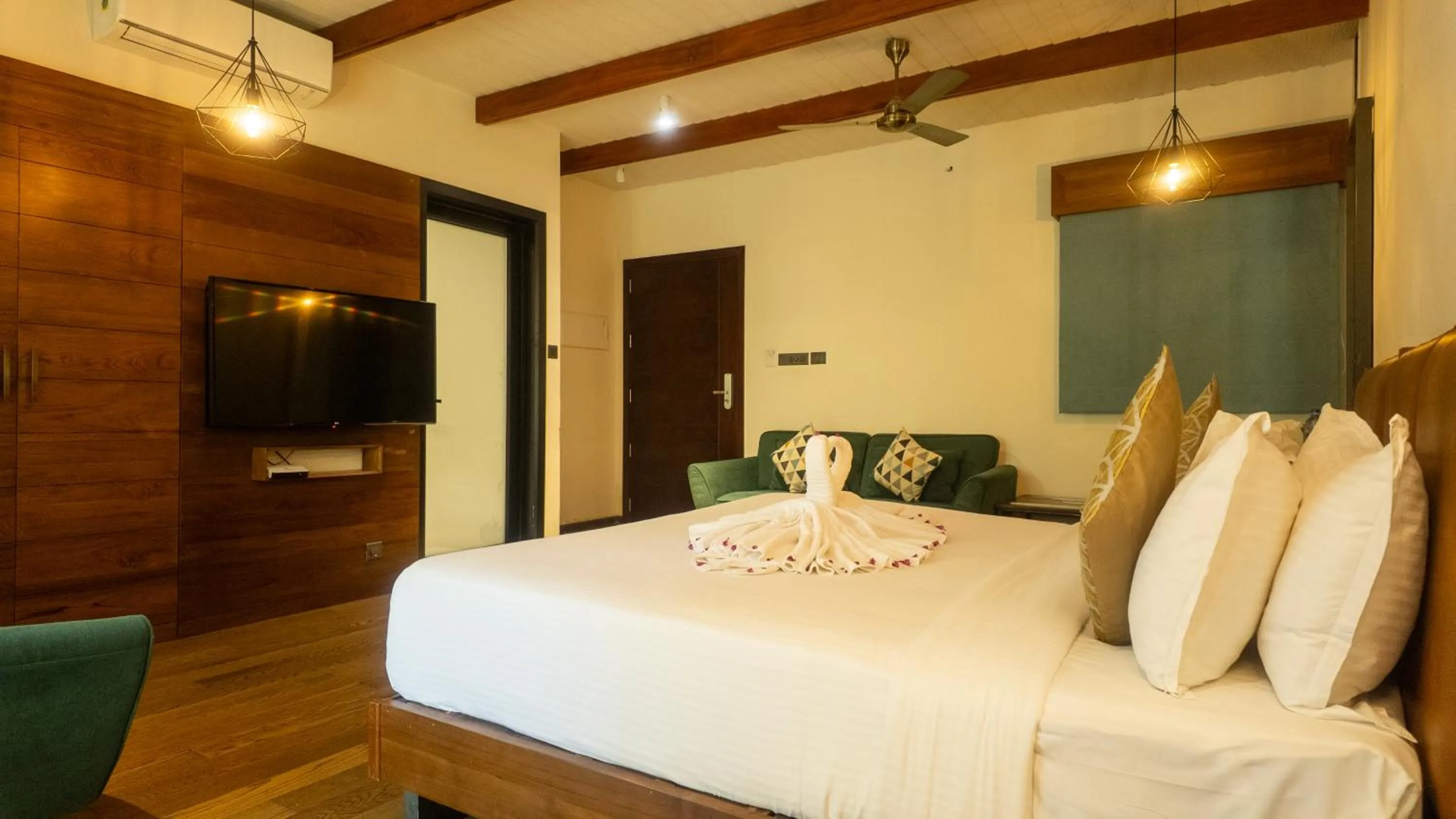 Bedroom, Bed in Vyna Hillock Resort