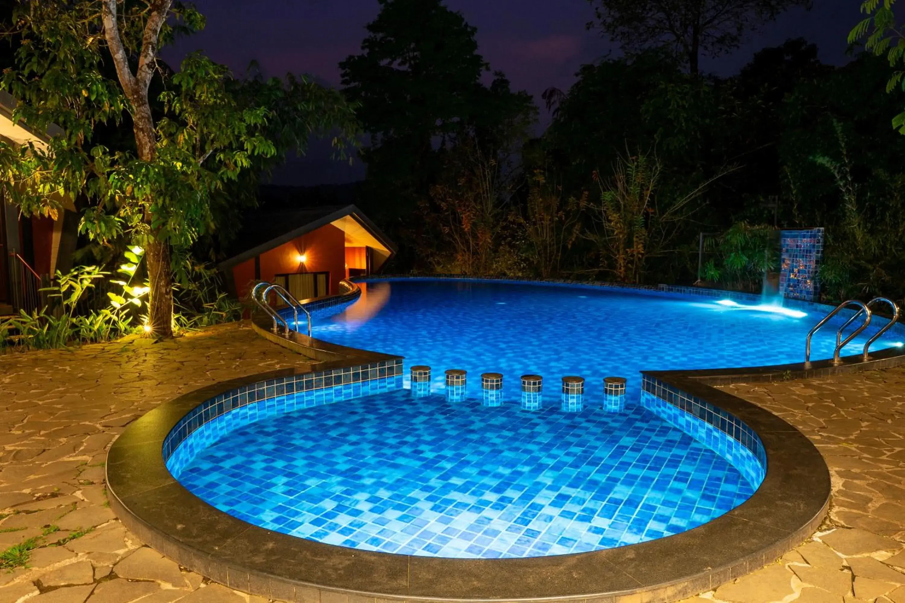 Swimming pool in Vyna Hillock Resort and Spa Swimming pool in Vyna Hillock Resort and Spa
