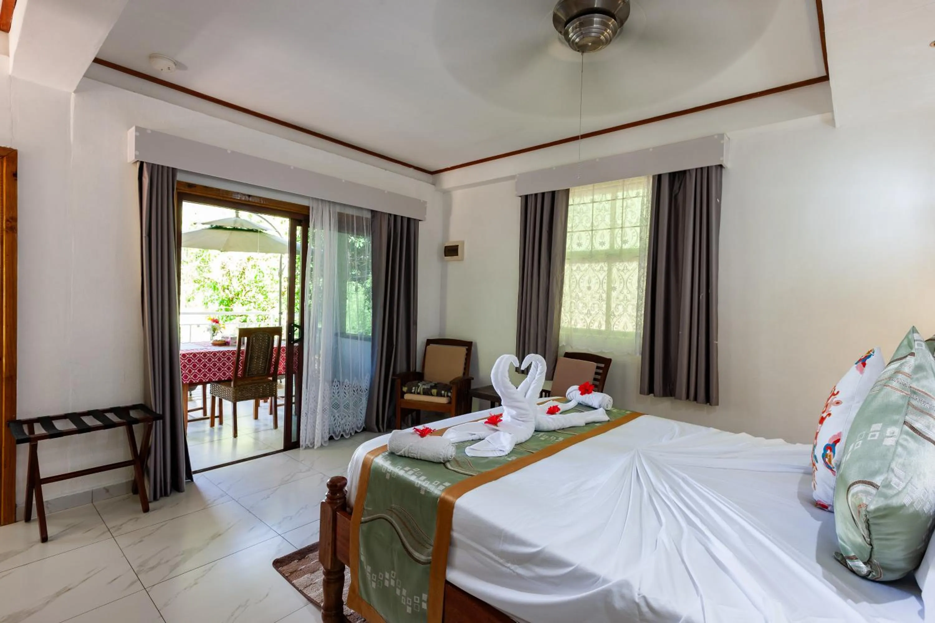 Bed in Sea View Lodge