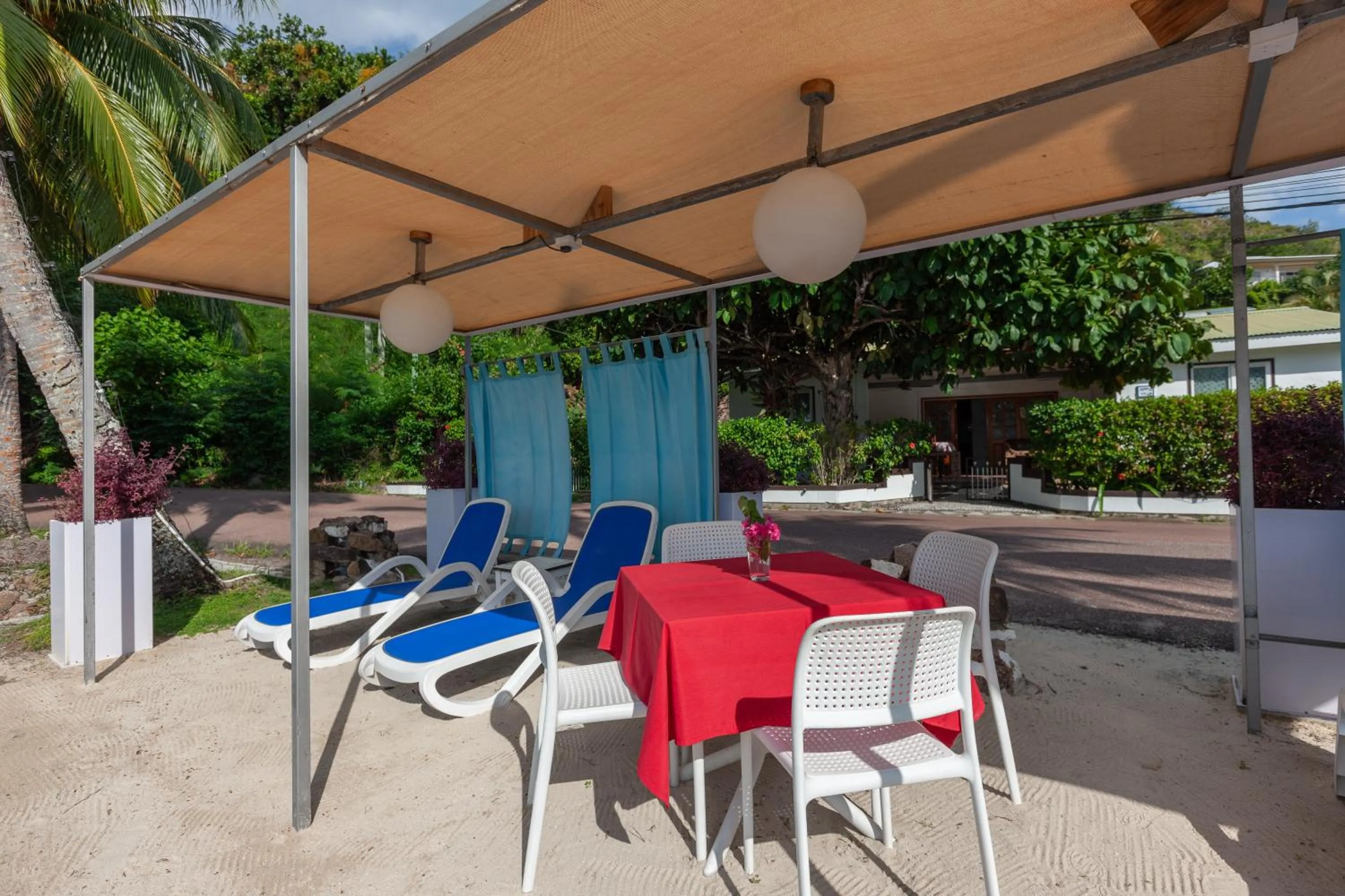 sunbed in Sea View Lodge