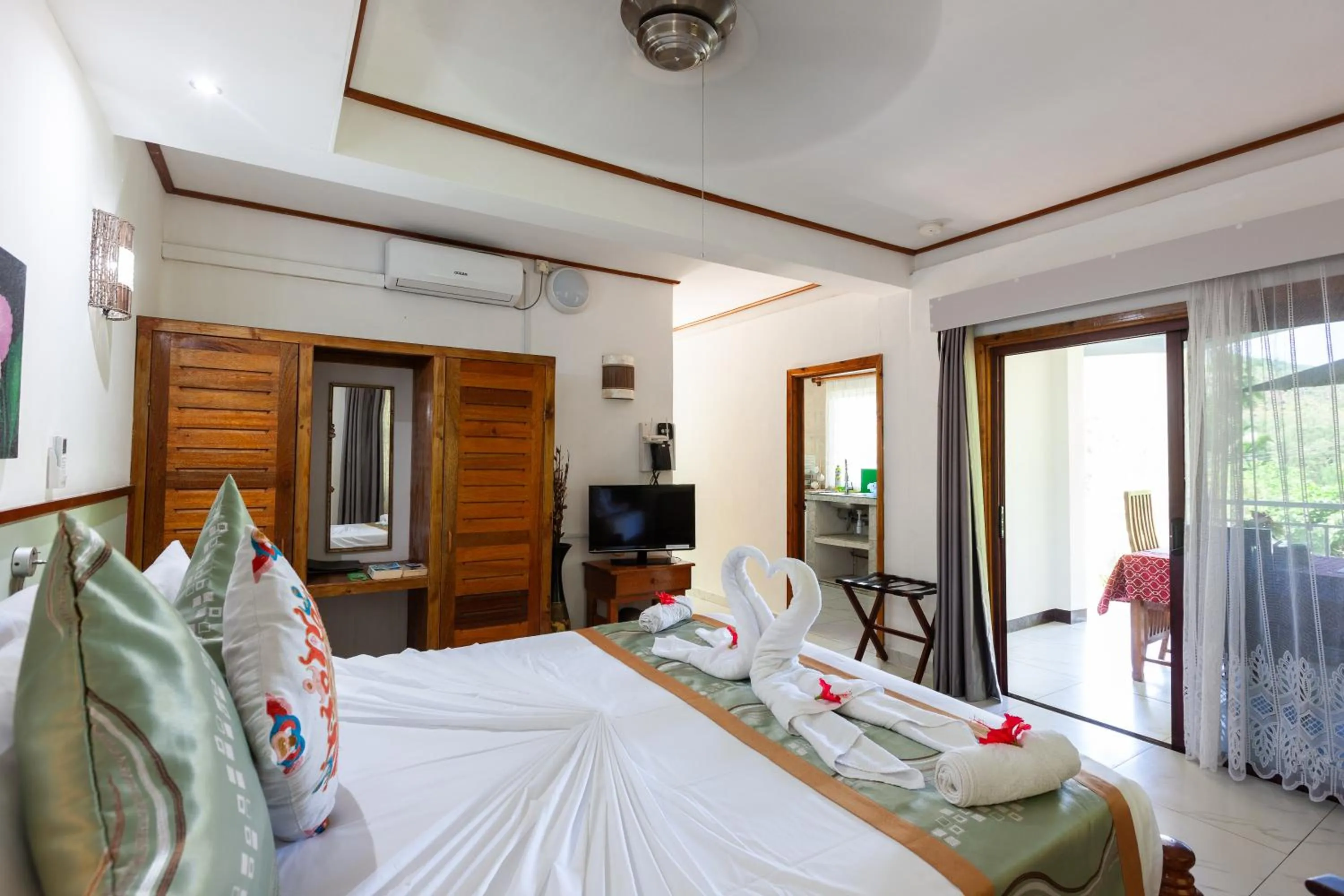 Bed in Sea View Lodge