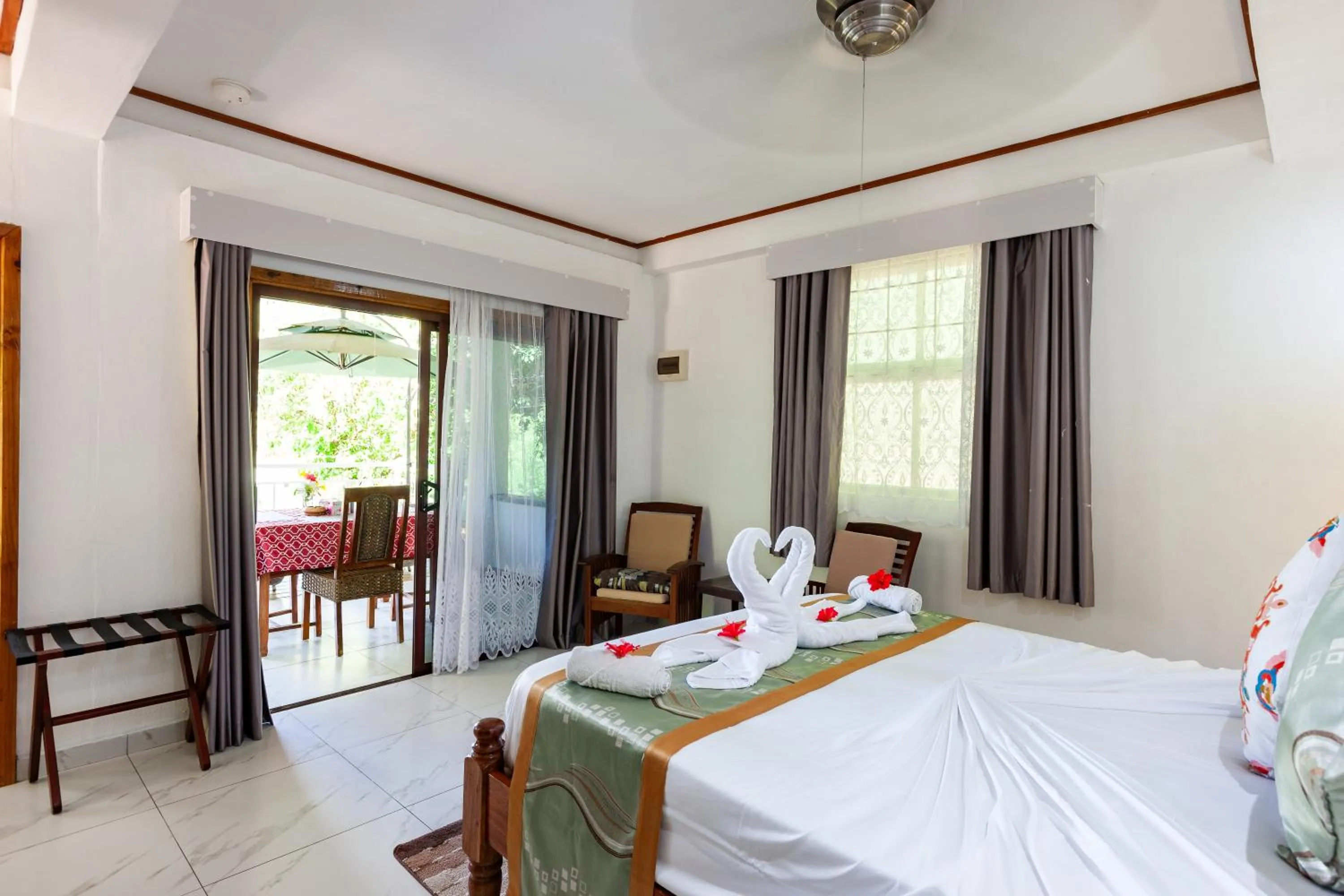 Bed in Sea View Lodge