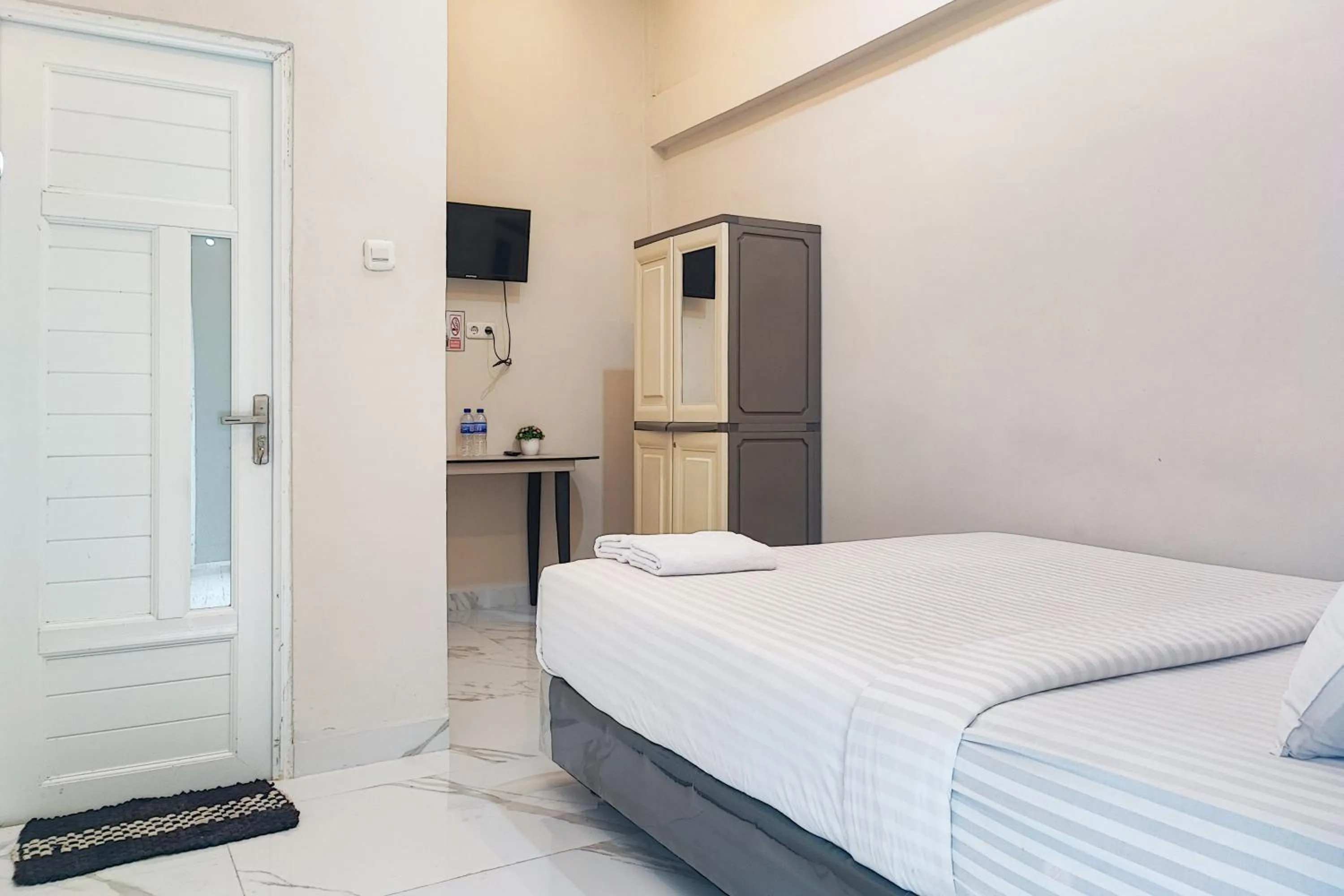 Bedroom, Bed in Urbanview Hotel Syariah near Jamtos