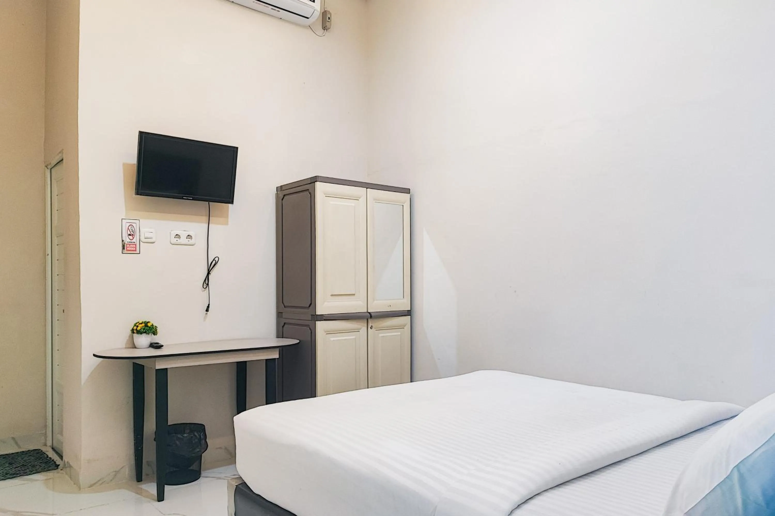 Bedroom, Bed in Urbanview Hotel Syariah near Jamtos