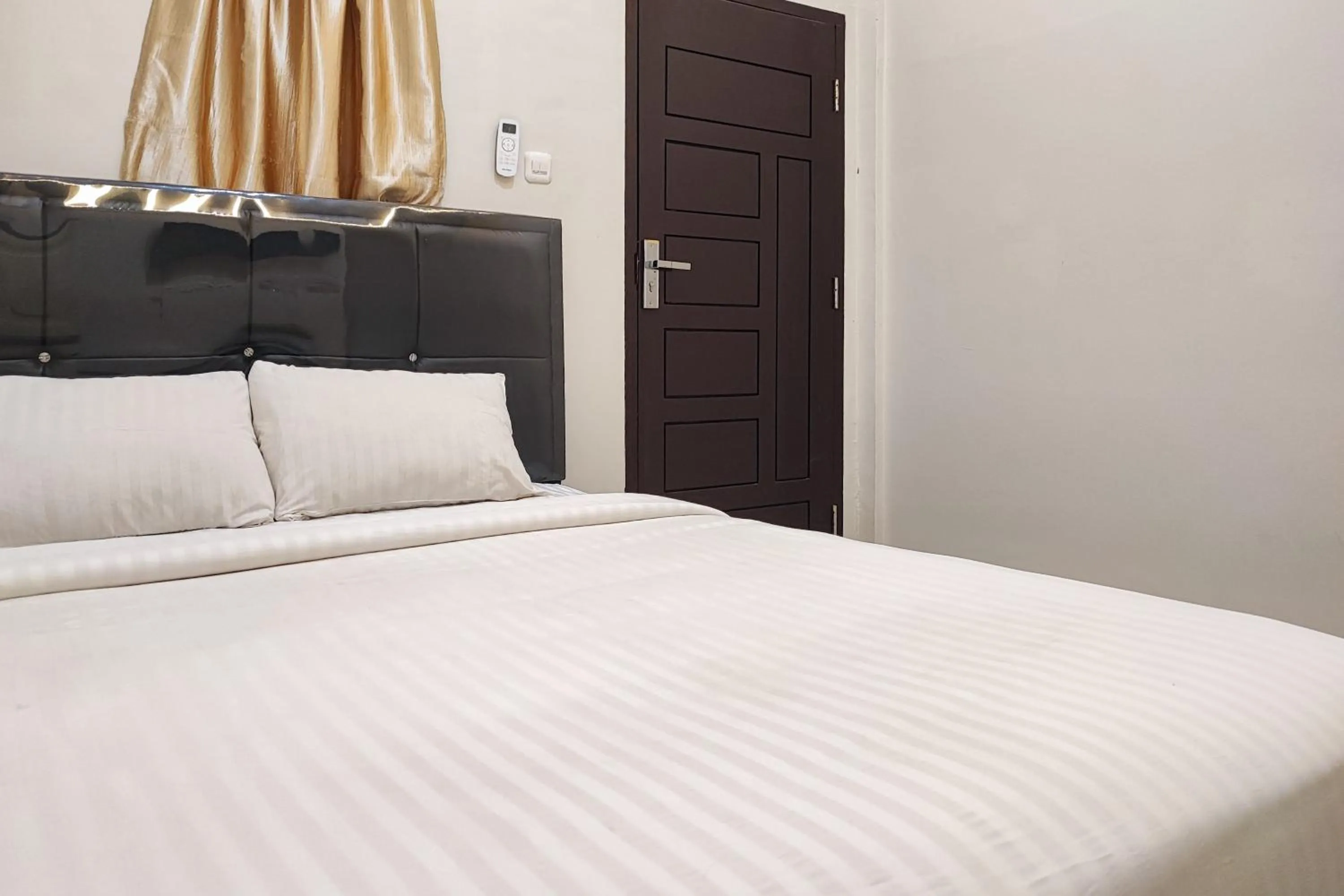 Bedroom, Bed in Urbanview Hotel Syariah near Jamtos