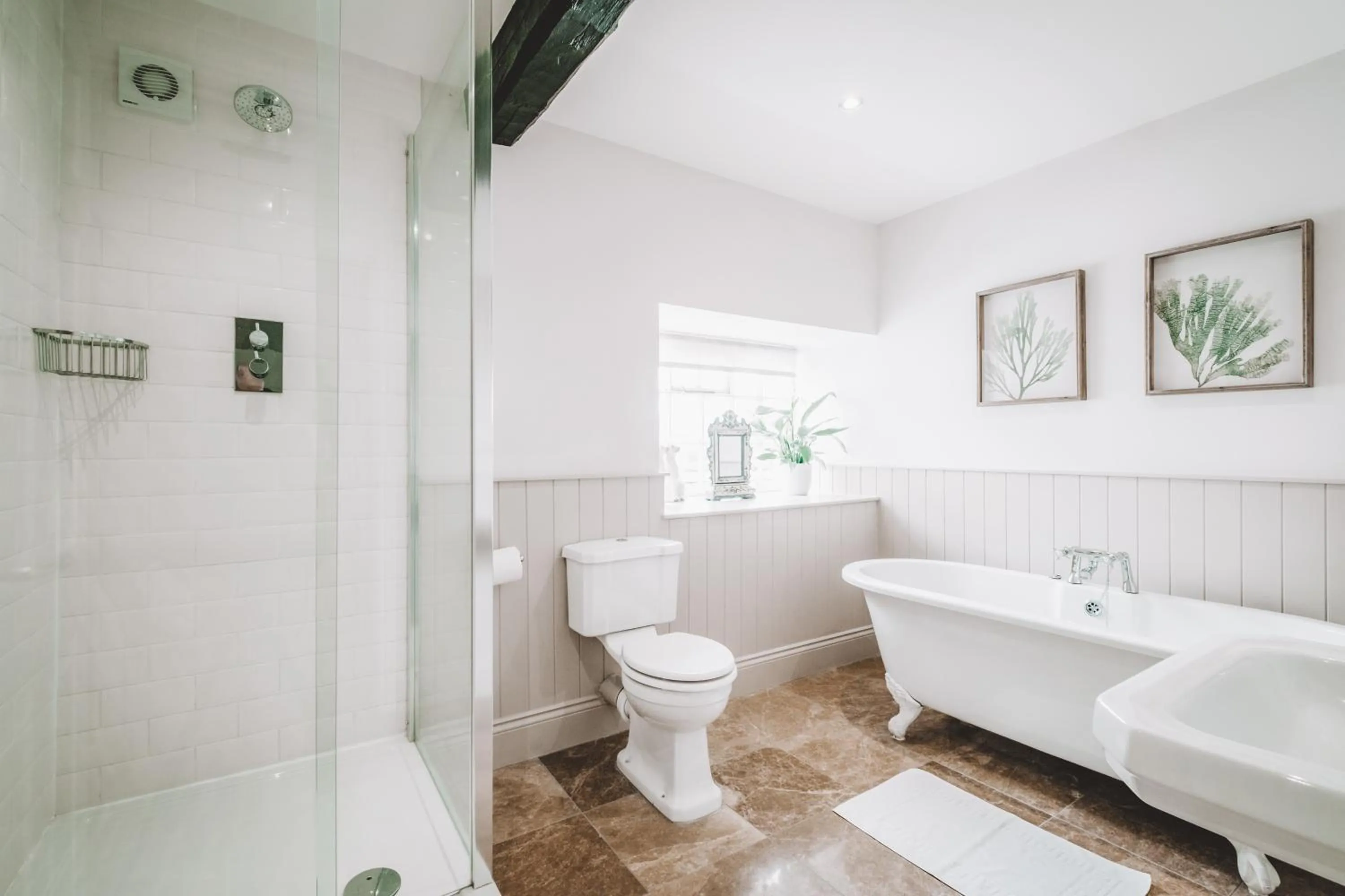 Shower in The Hare & Hounds Inn