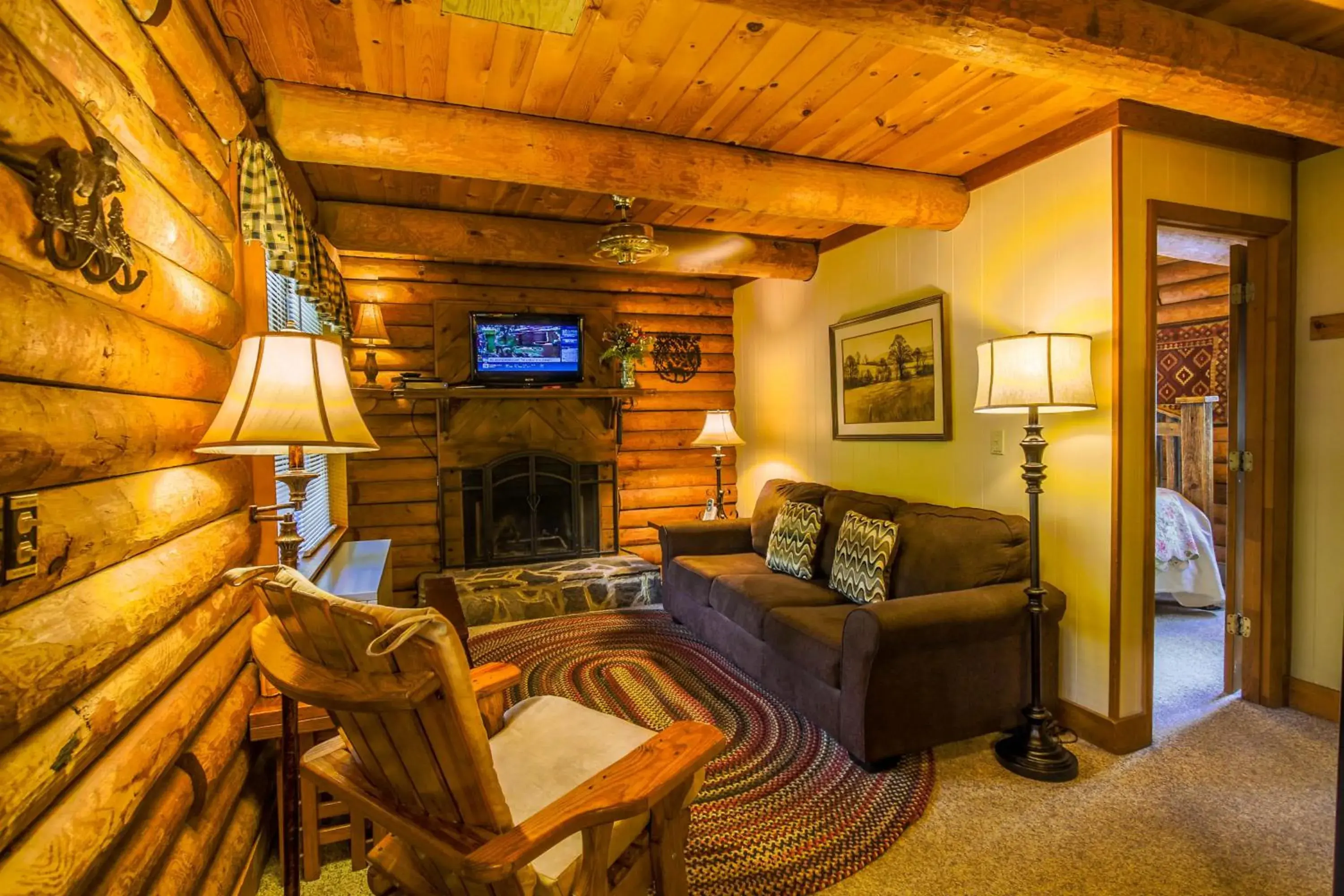 Living room in Mountainaire Inn and Log Cabins Living room in Mountainaire Inn and Log Cabins