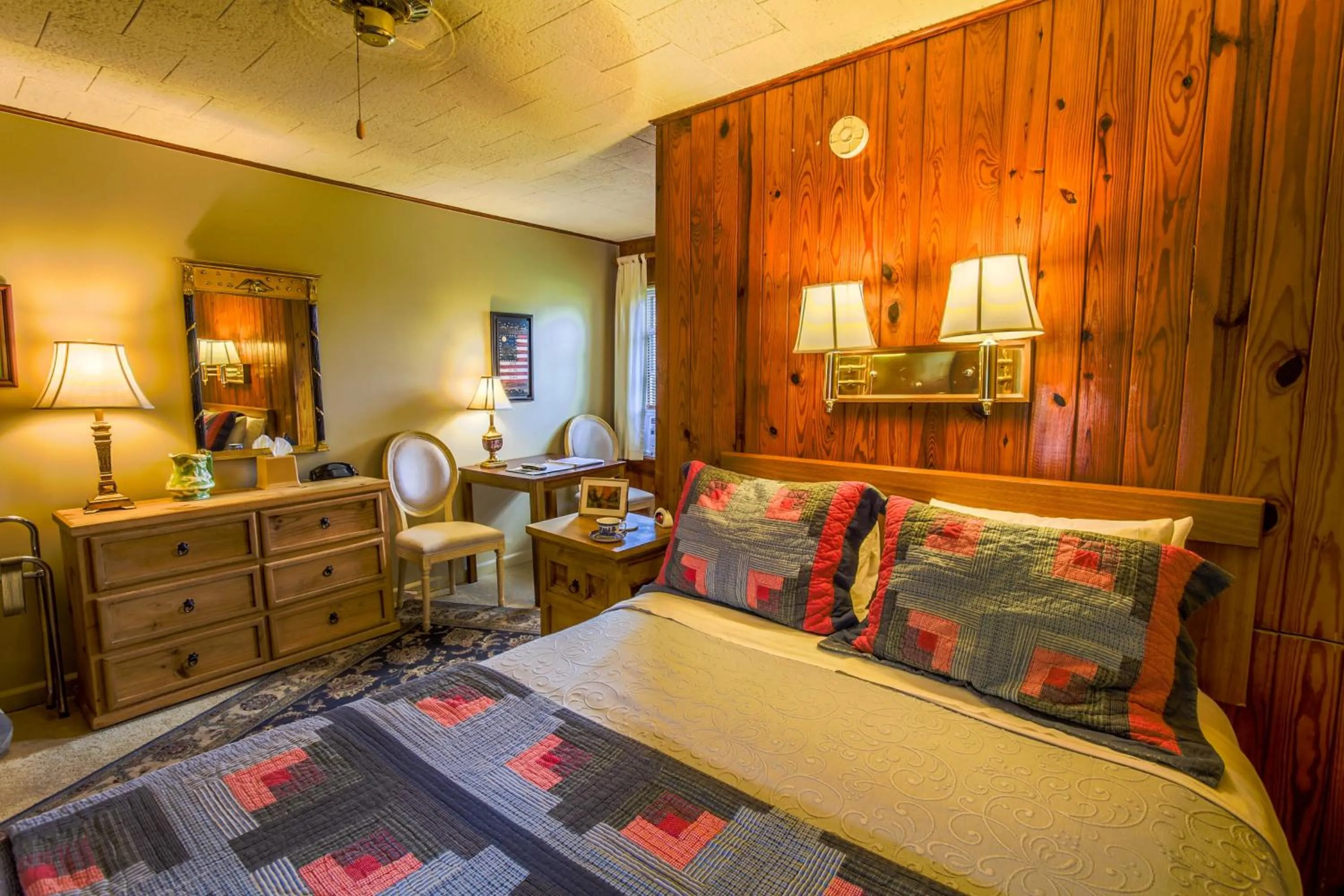 Photo of the whole room, Bed in Mountainaire Inn and Log Cabins