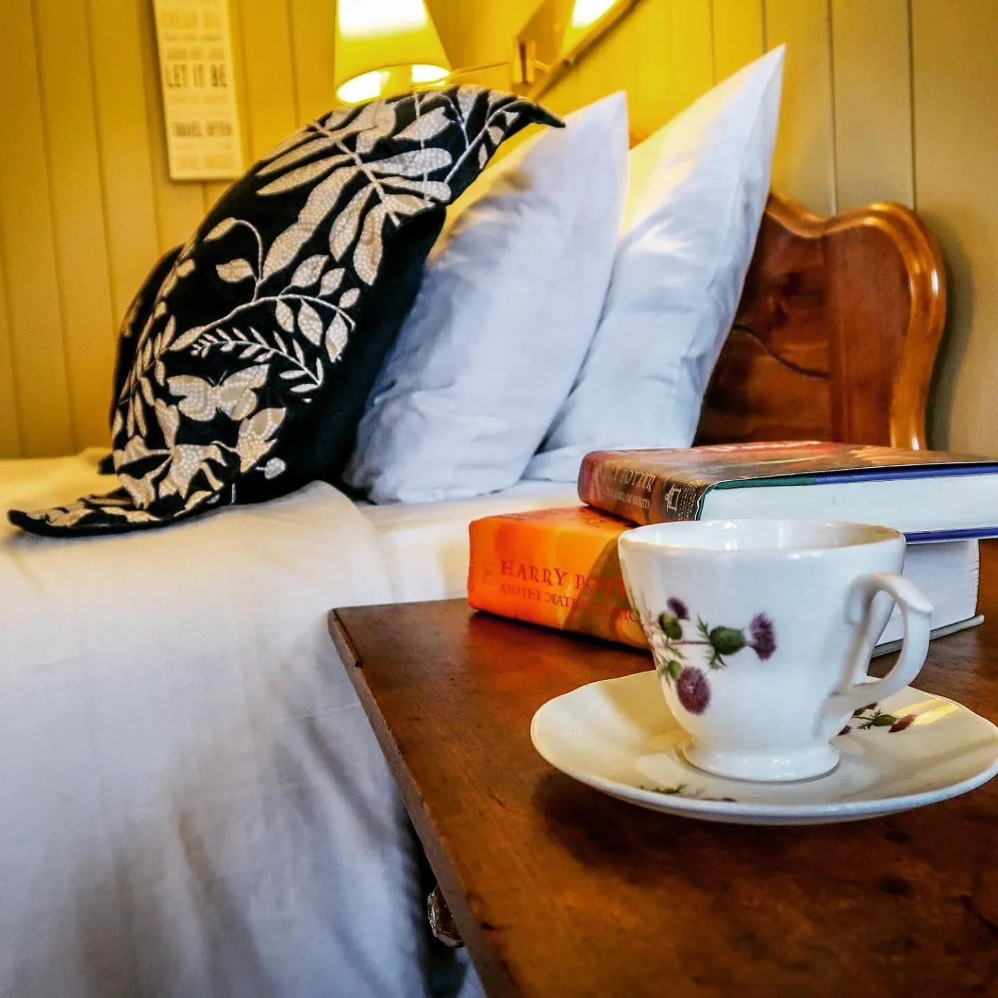 Bed in Mountainaire Inn and Log Cabins