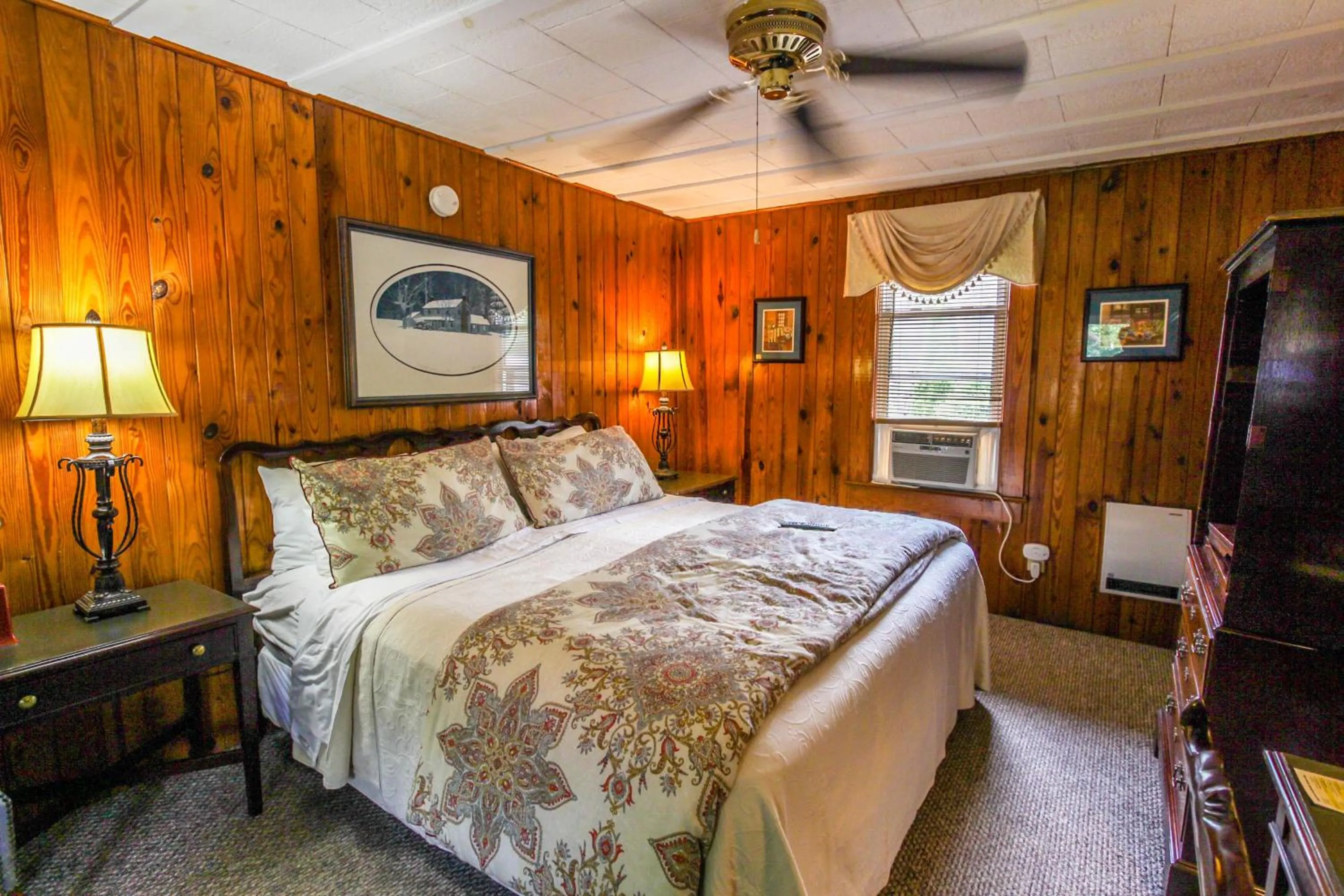 Bed in Mountainaire Inn and Log Cabins