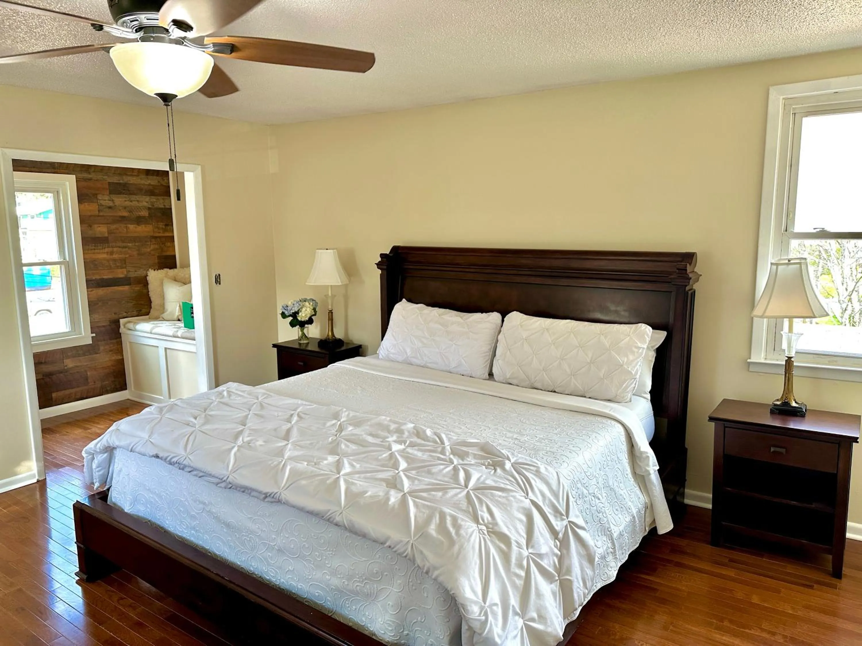 Bedroom, Bed in Mountainaire Inn and Log Cabins