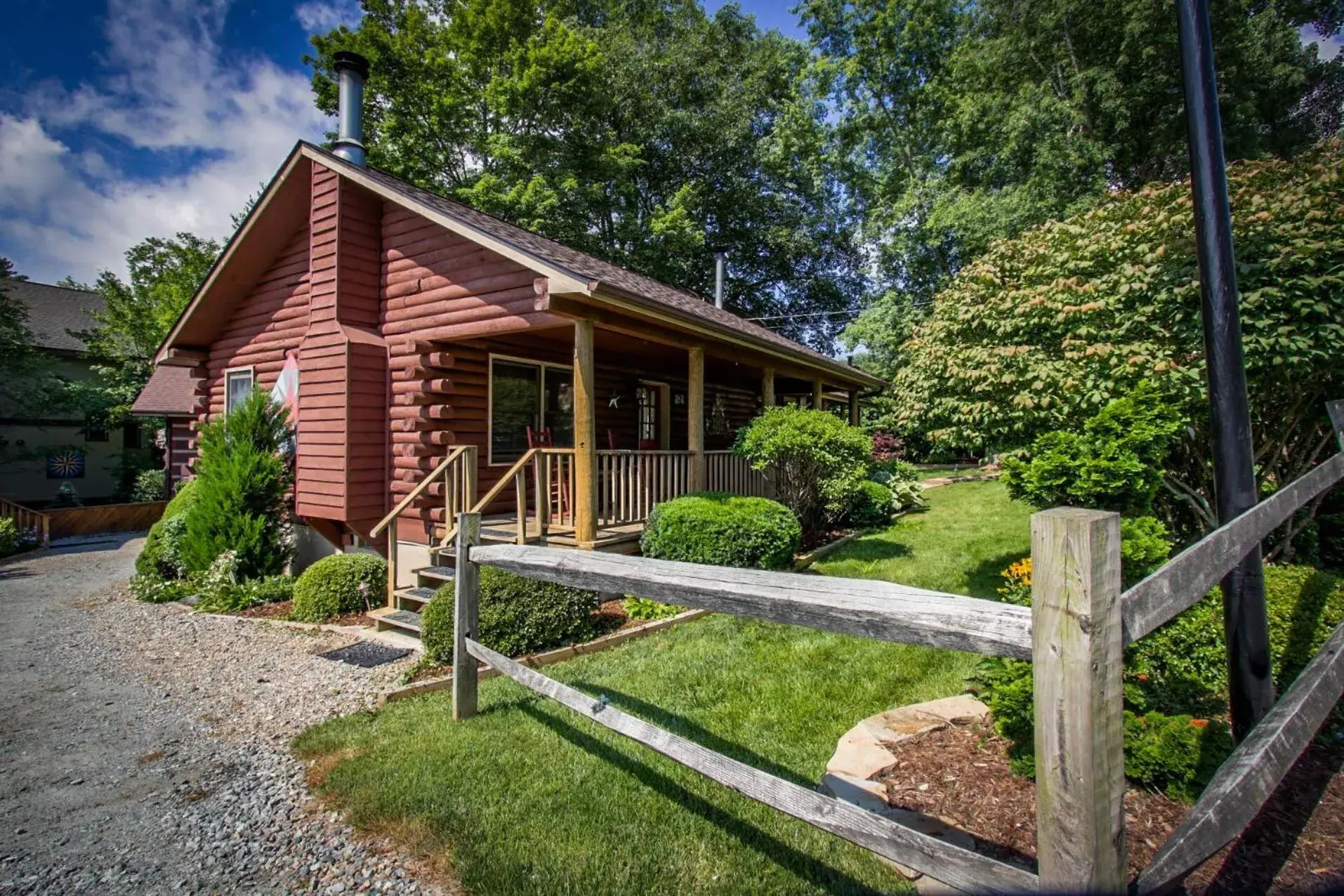 Property building in Mountainaire Inn and Log Cabins Property building in Mountainaire Inn and Log Cabins