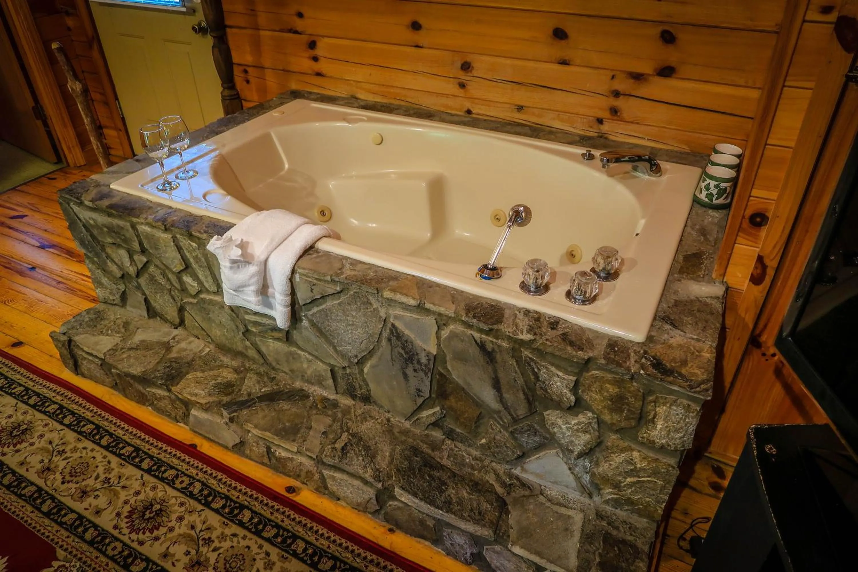 Hot Tub in Mountainaire Inn and Log Cabins