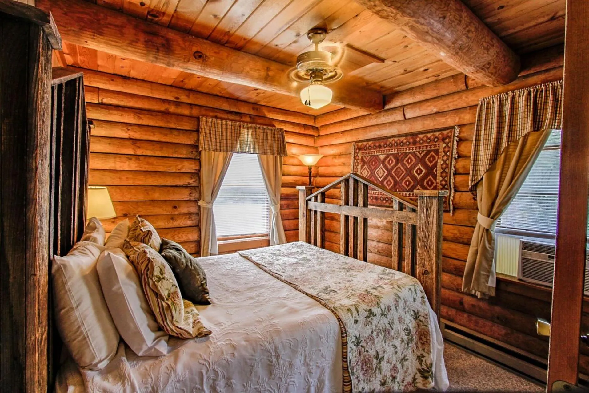 Bedroom, Bed in Mountainaire Inn and Log Cabins