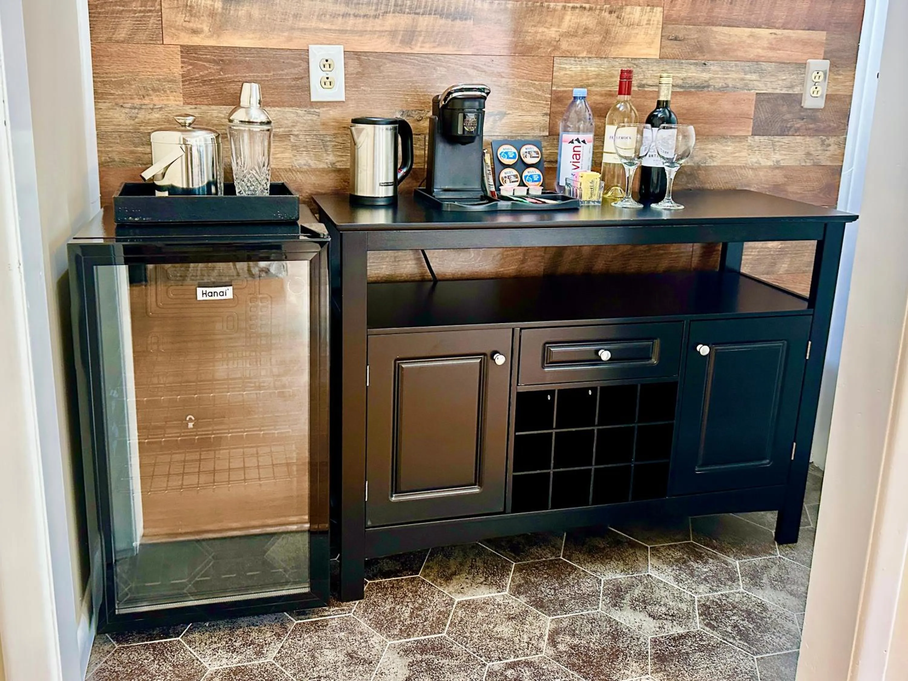 Coffee/tea facilities in Mountainaire Inn and Log Cabins