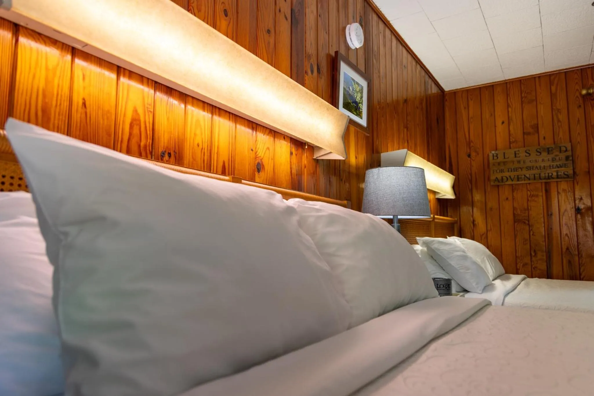 Bed in Mountainaire Inn and Log Cabins