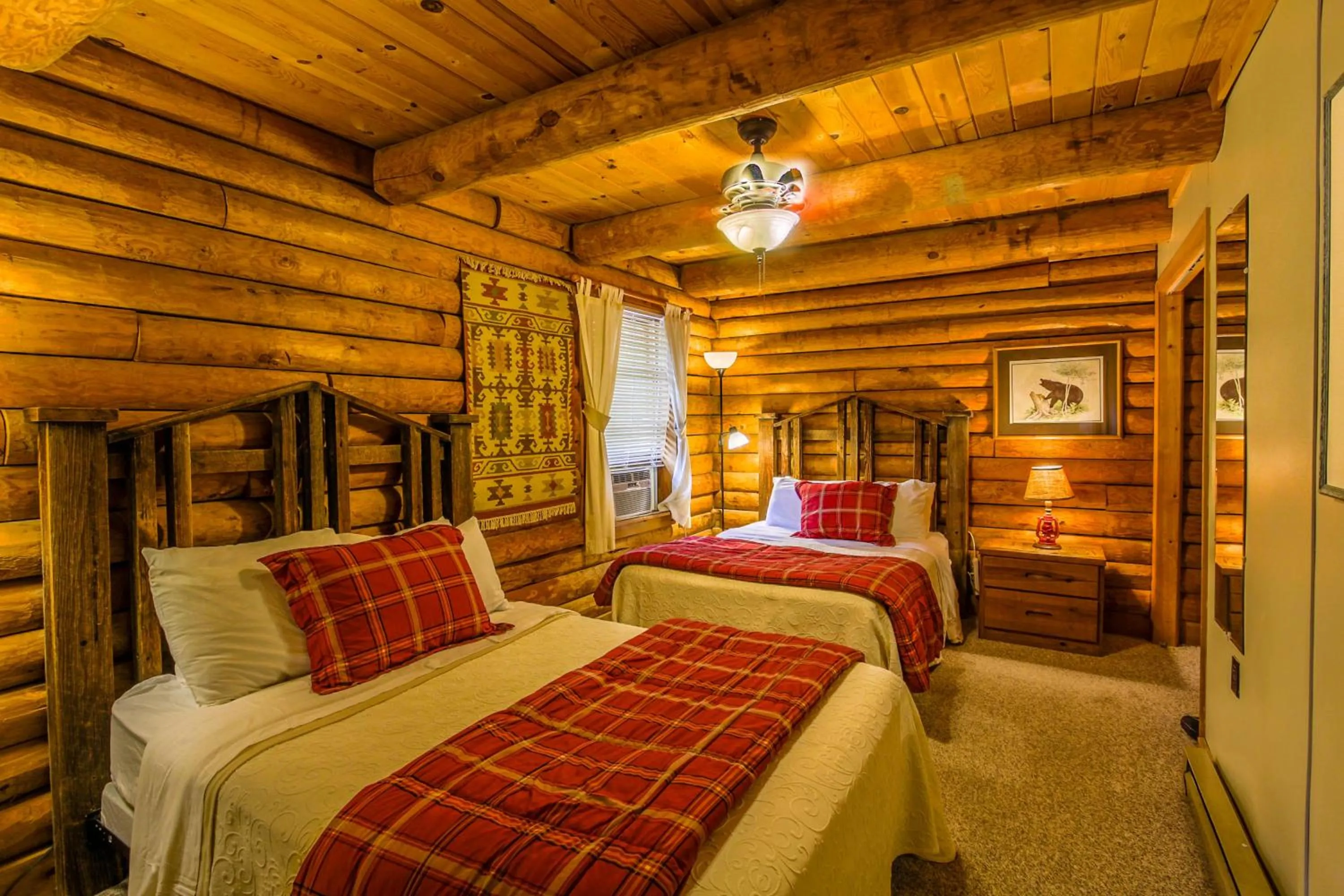Bedroom, Bed in Mountainaire Inn and Log Cabins