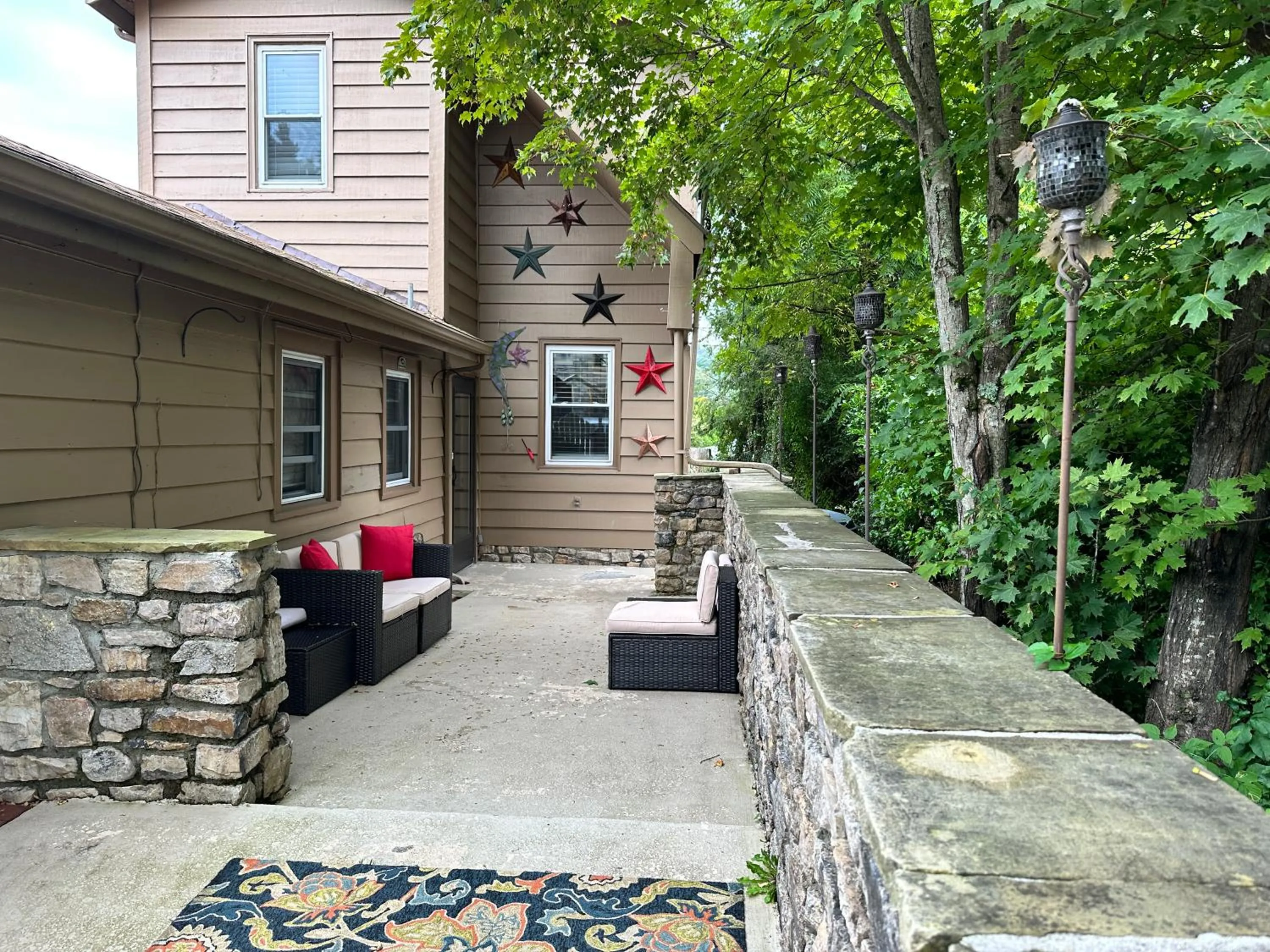 Patio in Mountainaire Inn and Log Cabins