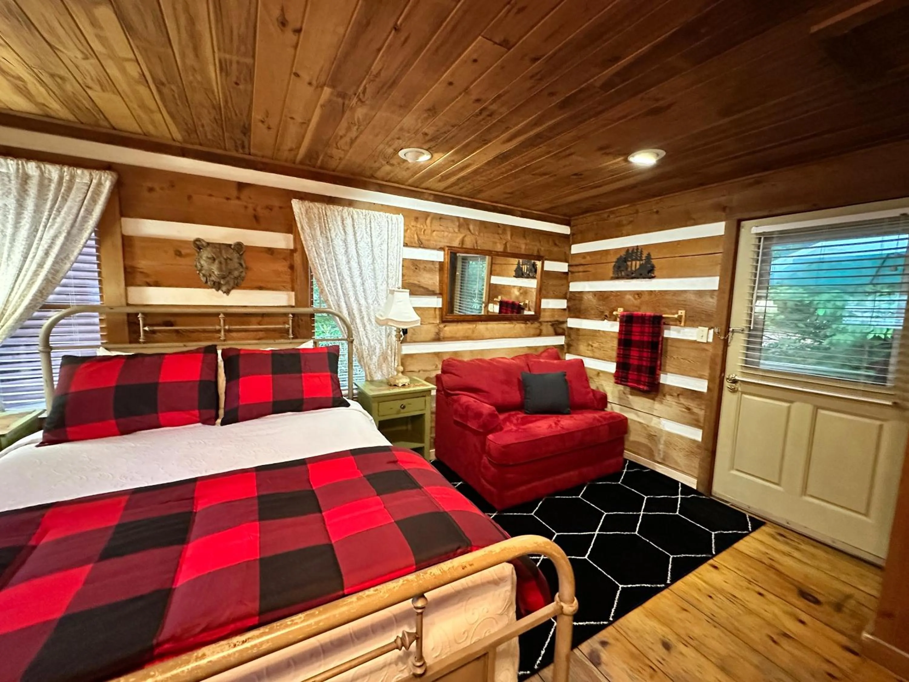 Bedroom, Bed in Mountainaire Inn and Log Cabins