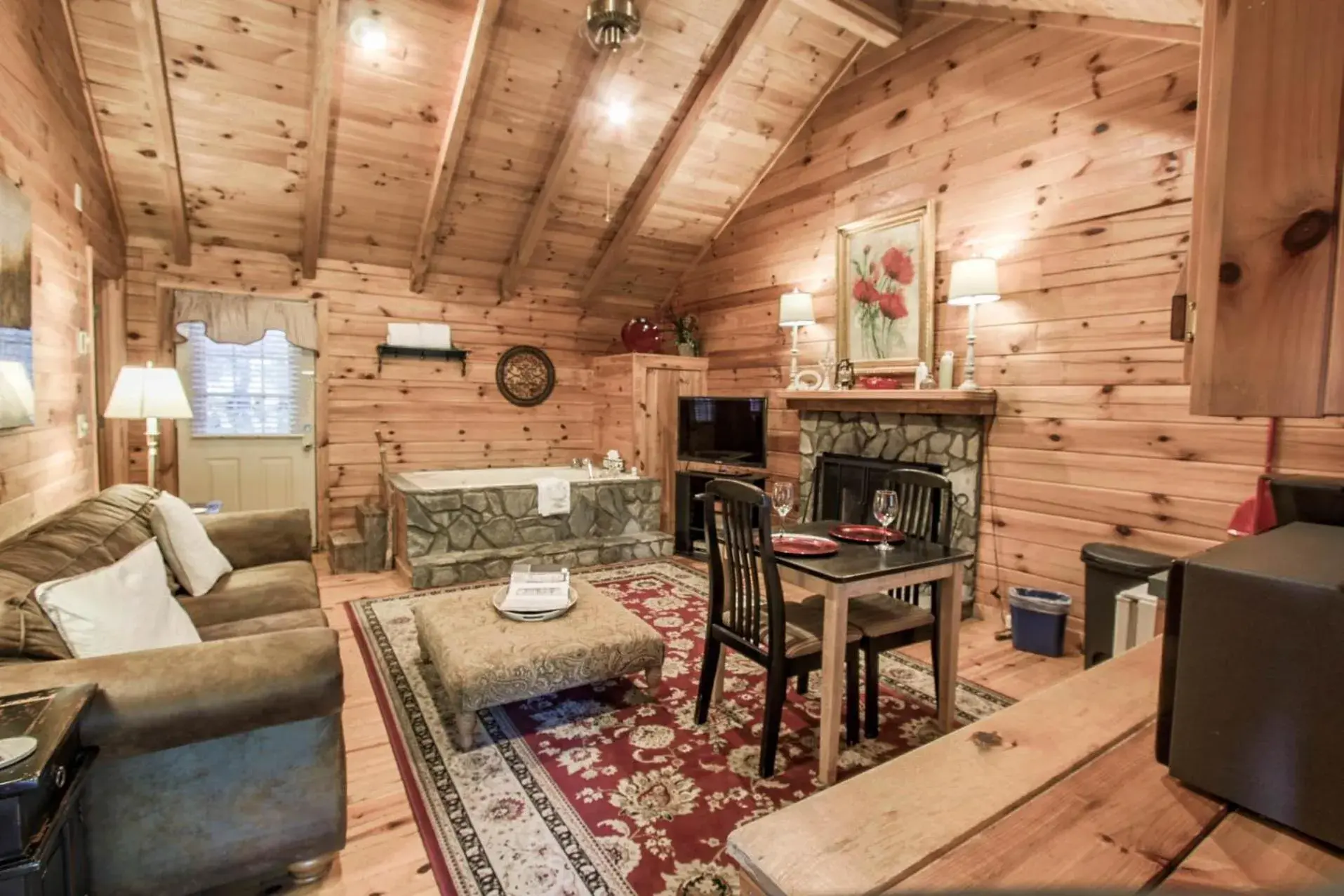 Living room in Mountainaire Inn and Log Cabins Living room in Mountainaire Inn and Log Cabins