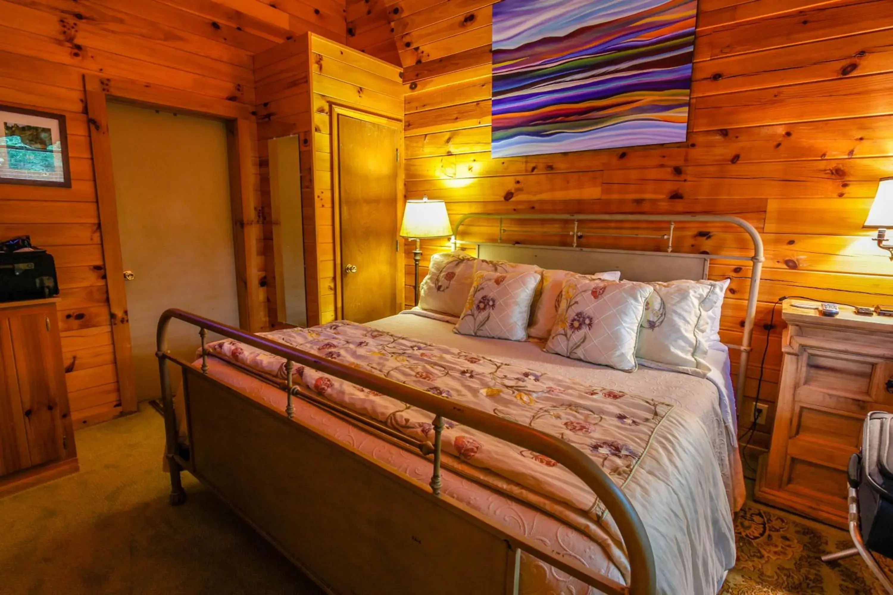 Bedroom, Bed in Mountainaire Inn and Log Cabins Bedroom, Bed in Mountainaire Inn and Log Cabins
