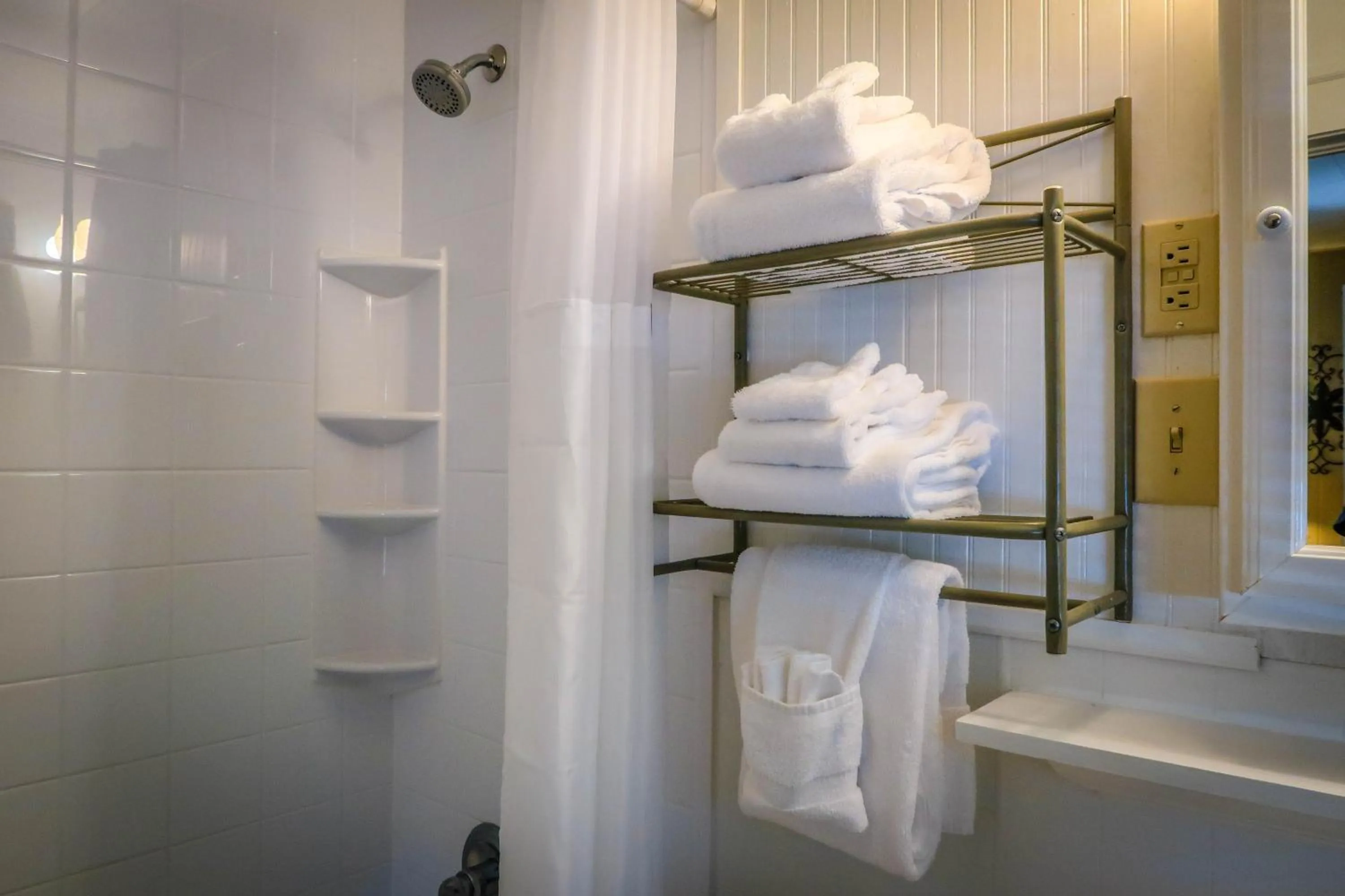 Bathroom in Mountainaire Inn and Log Cabins