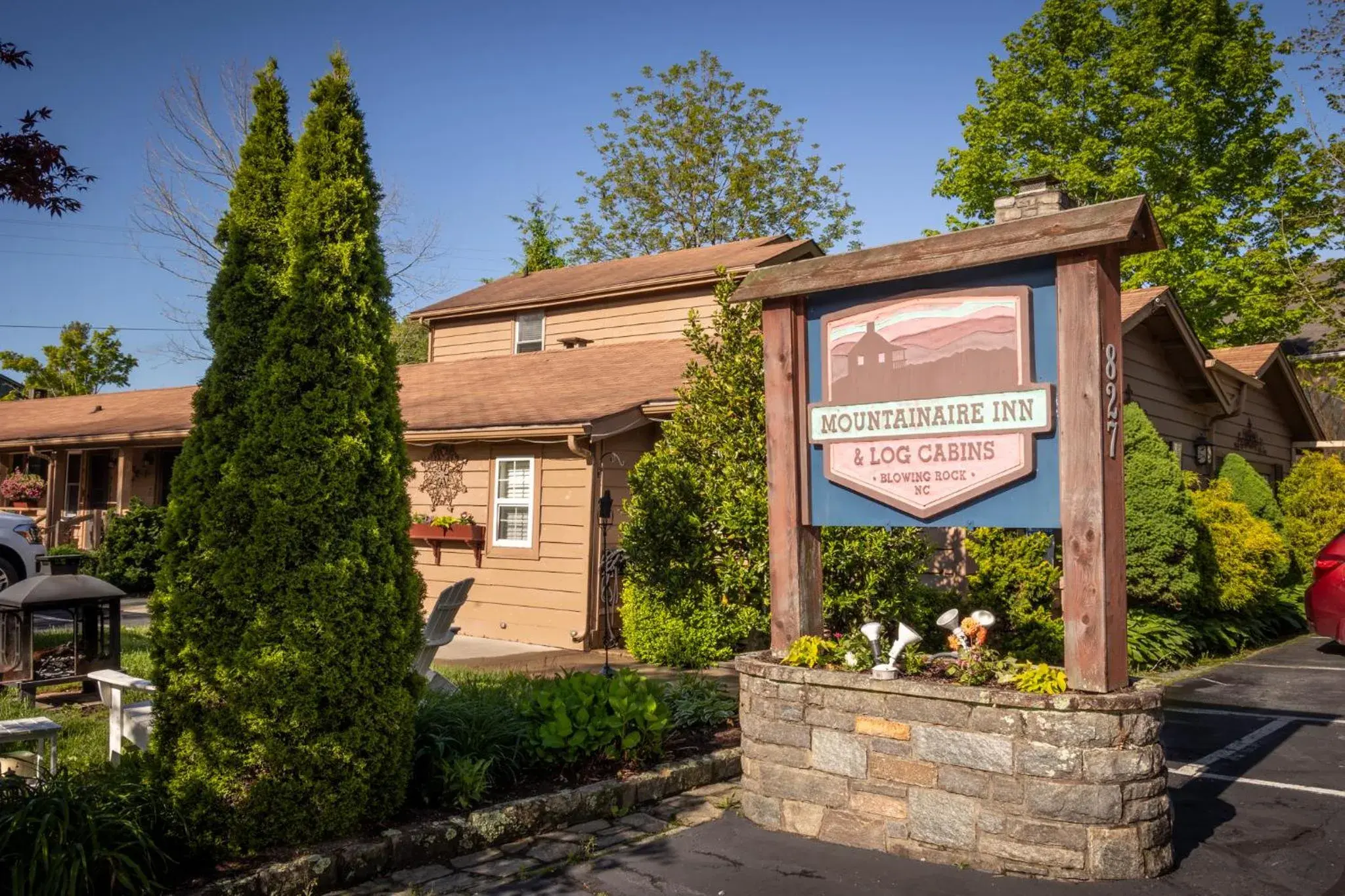 Property building in Mountainaire Inn and Log Cabins Property building in Mountainaire Inn and Log Cabins