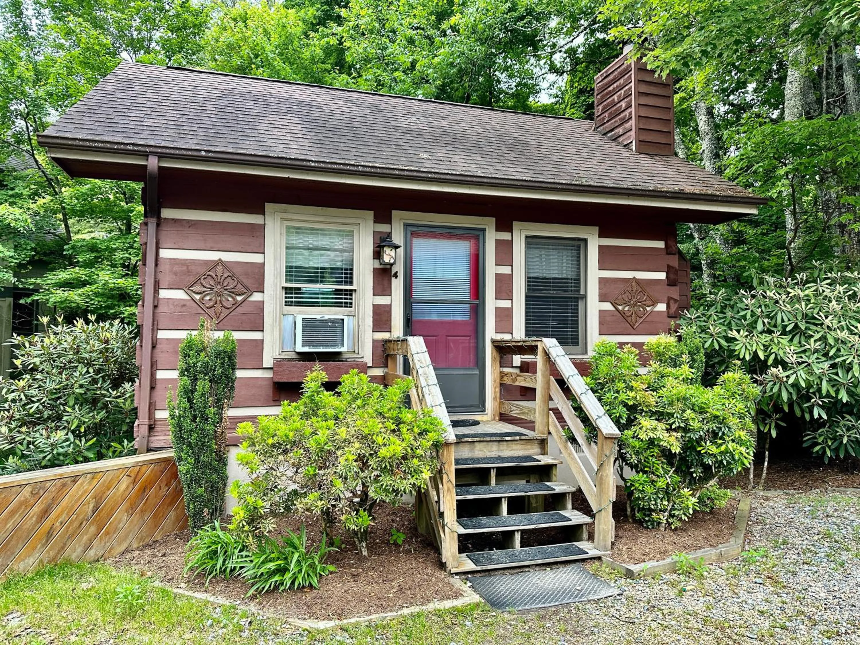 Property building in Mountainaire Inn and Log Cabins