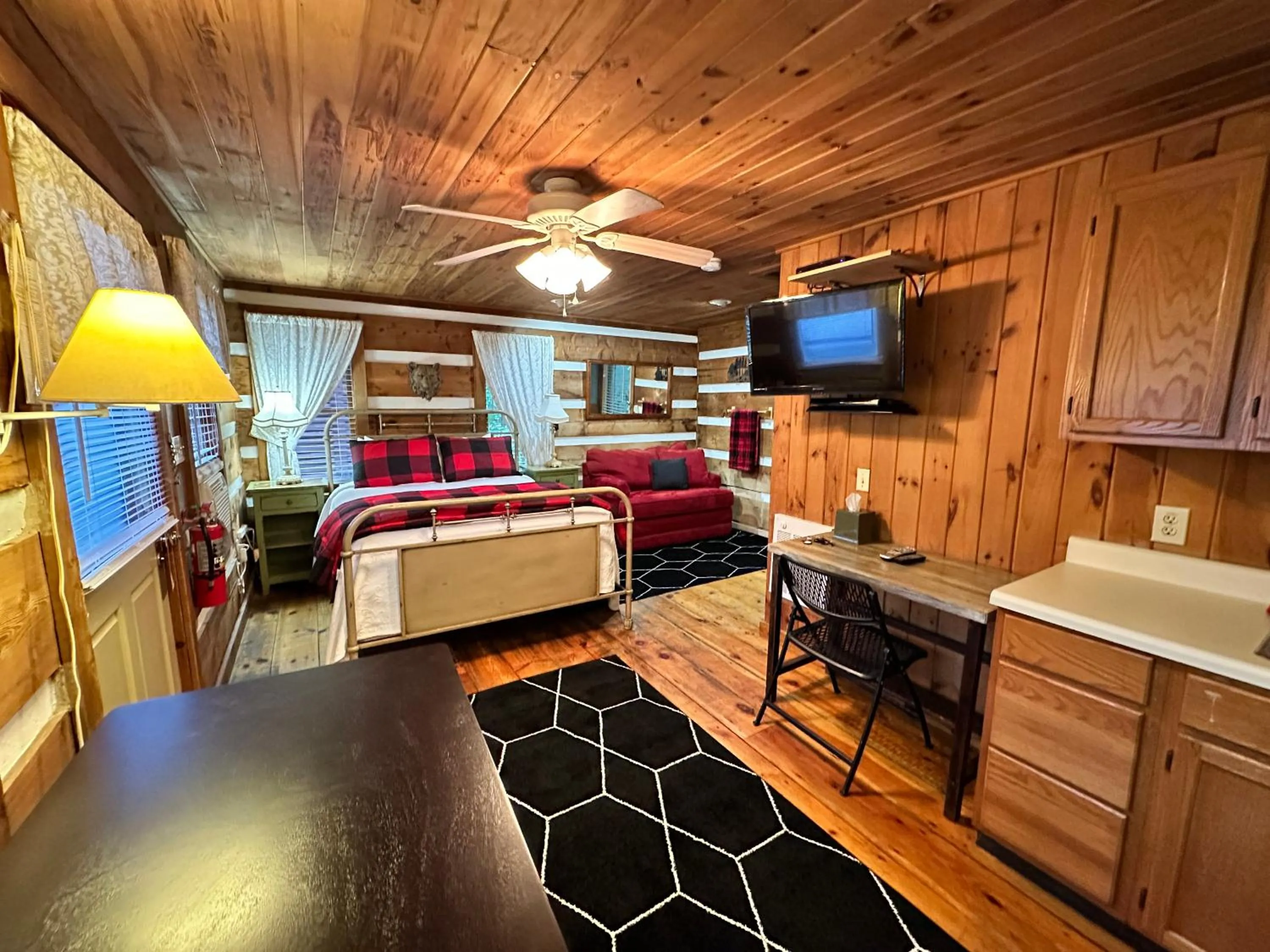 Photo of the whole room in Mountainaire Inn and Log Cabins