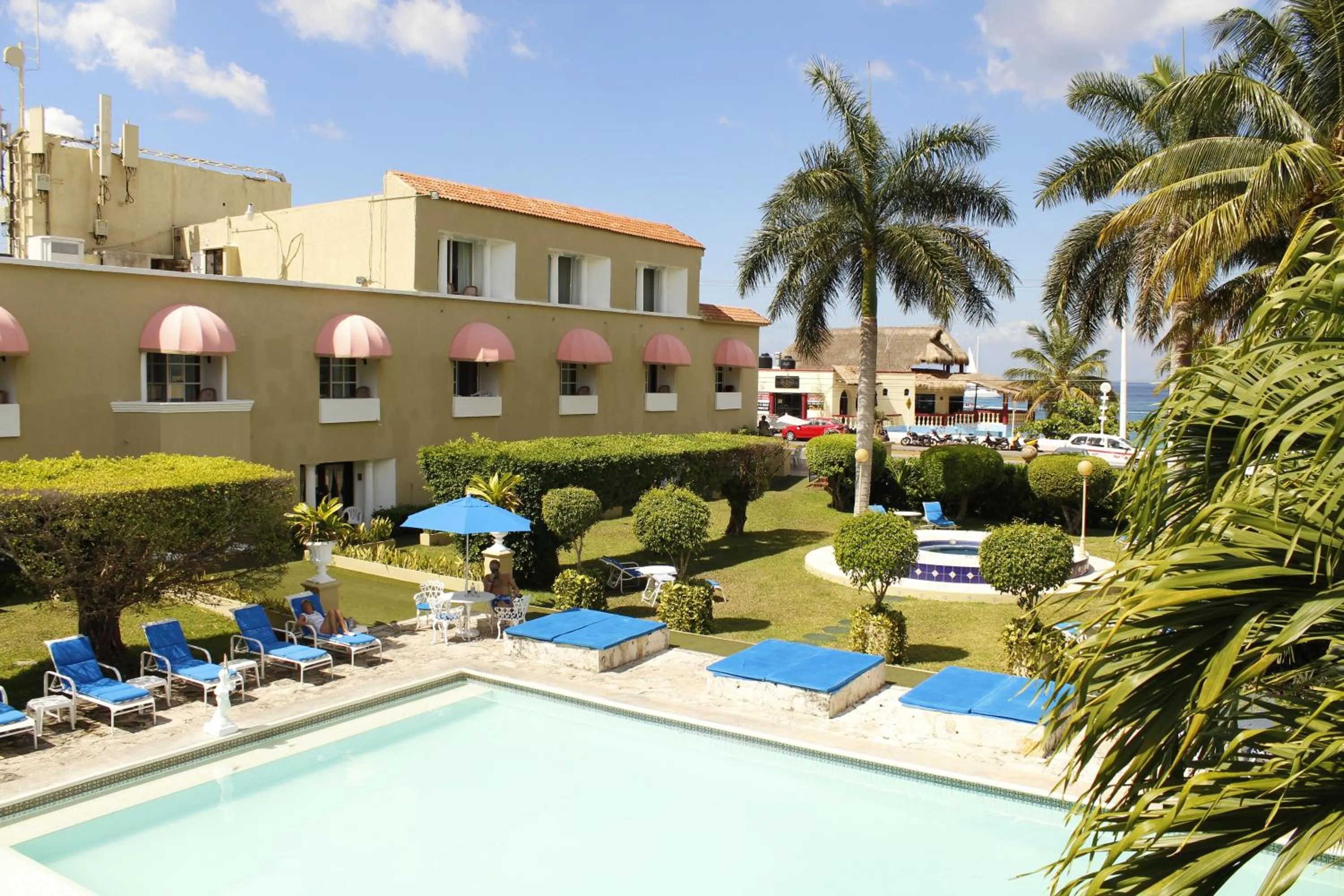 Swimming pool in Villablanca Garden Beach Hotel