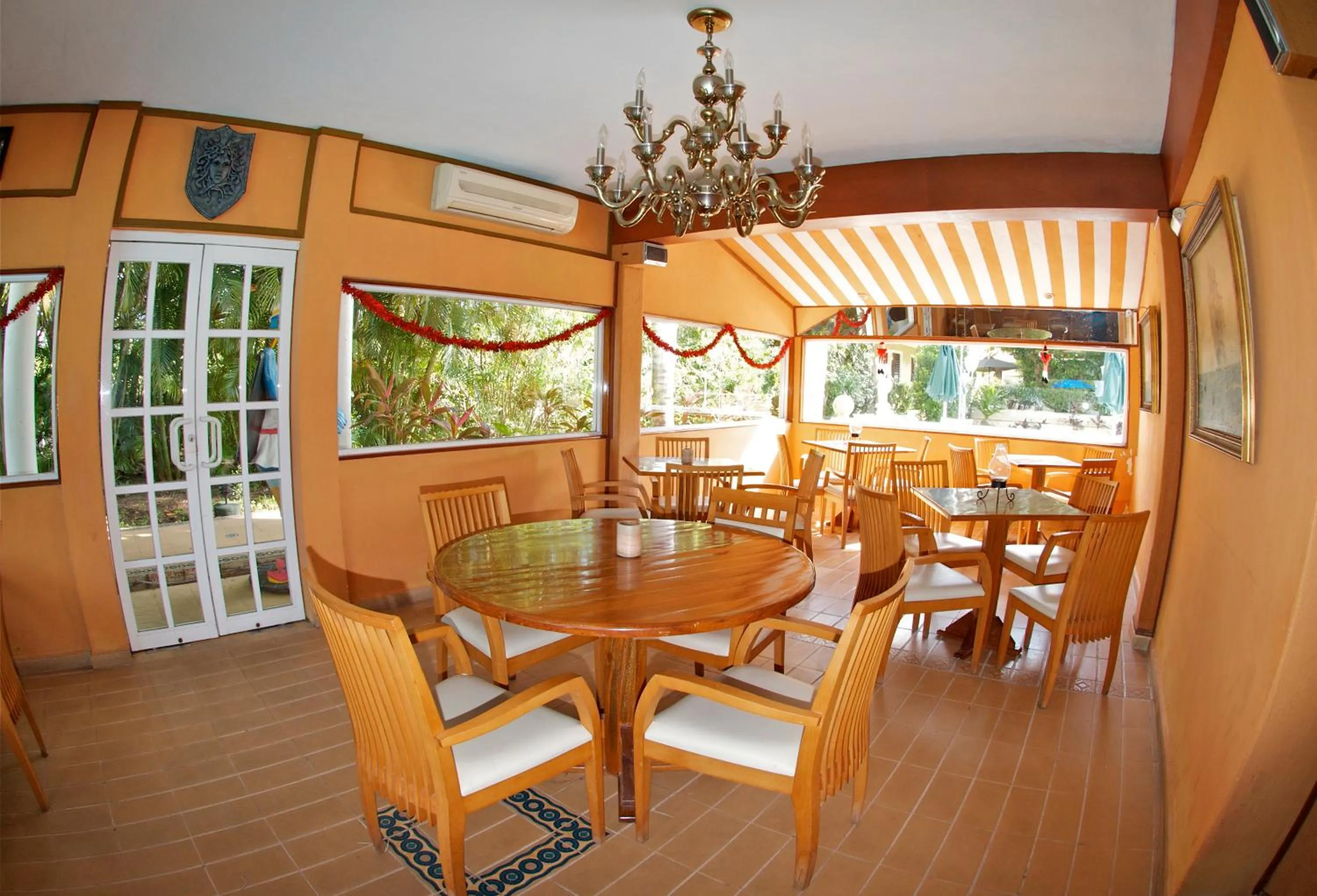 Restaurant/places to eat in Villablanca Garden Beach Hotel