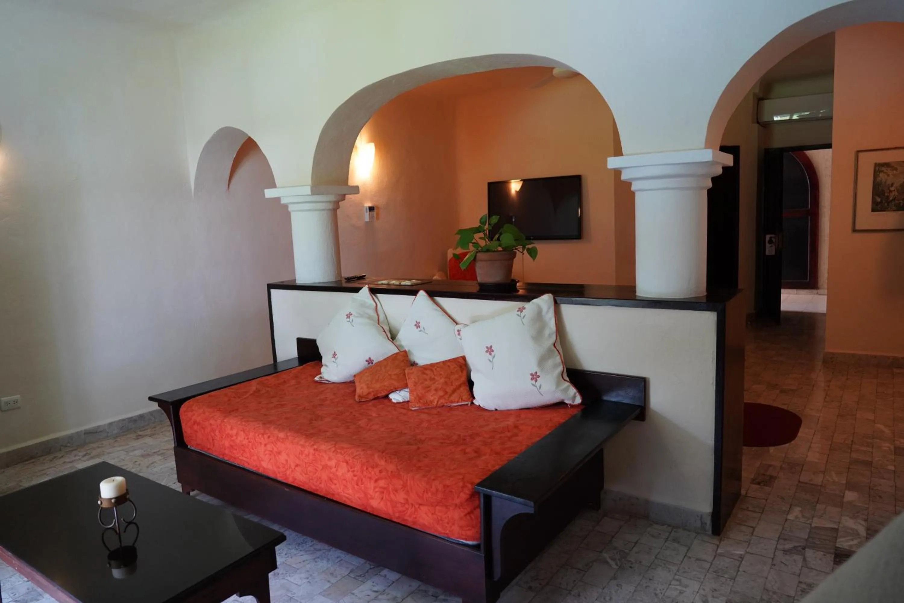 Staff, Bed in Villablanca Garden Beach Hotel