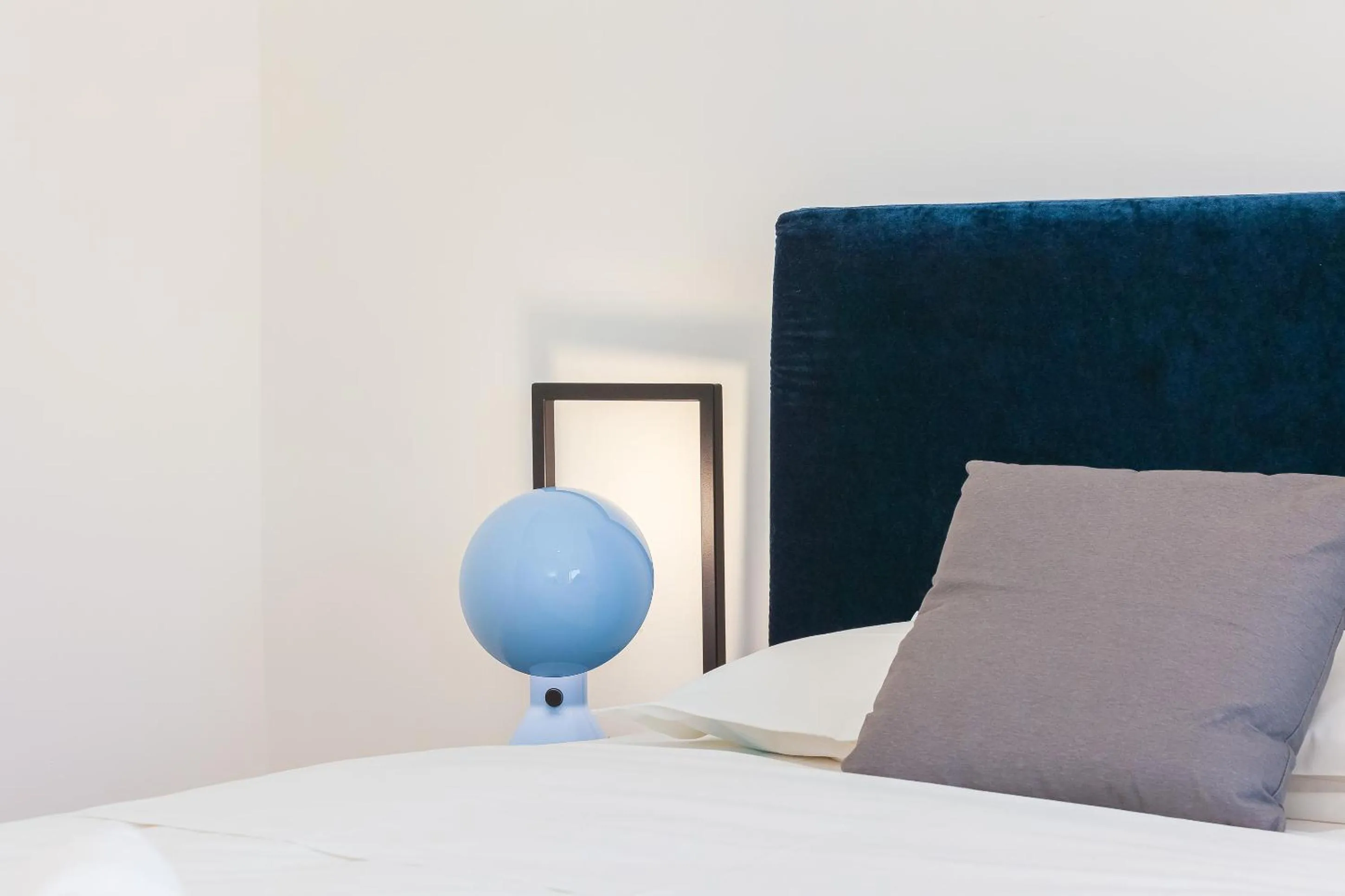 Decorative detail, Bed in Giulio Cesare Penthouse Rental in Rome