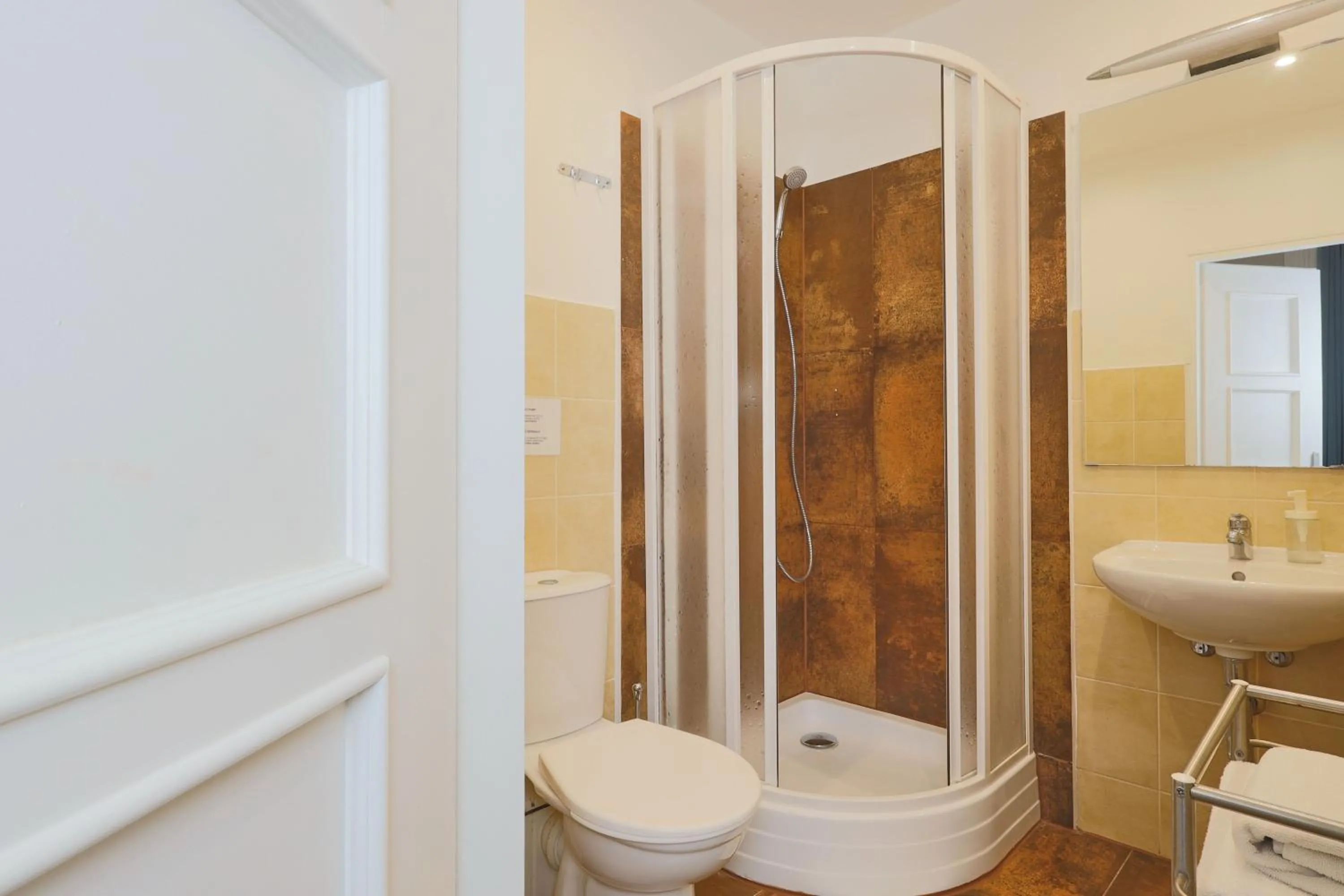 Shower in Janackovo - Riverside Residence