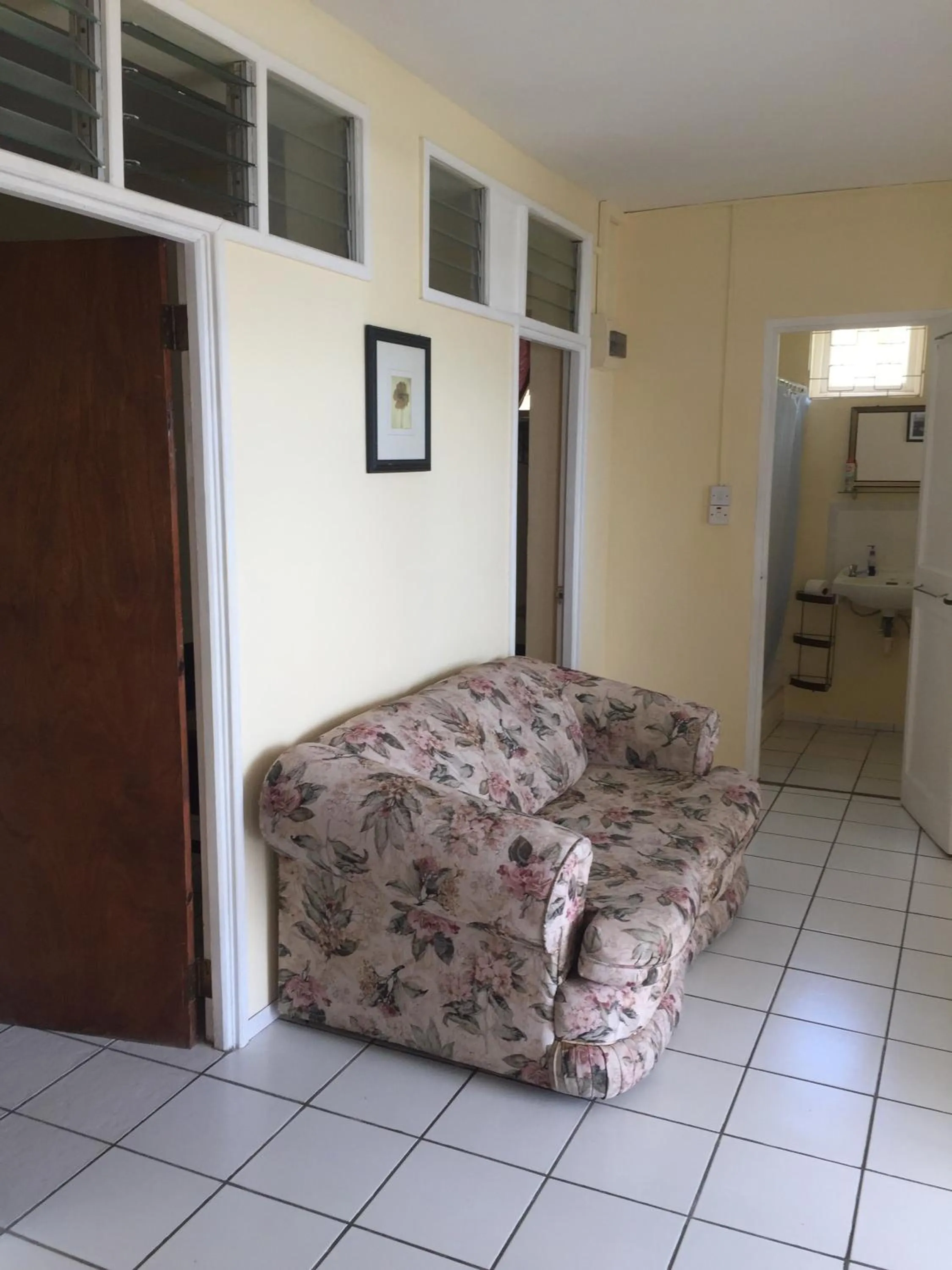 Living room, Bed in Harbour Vista Inn