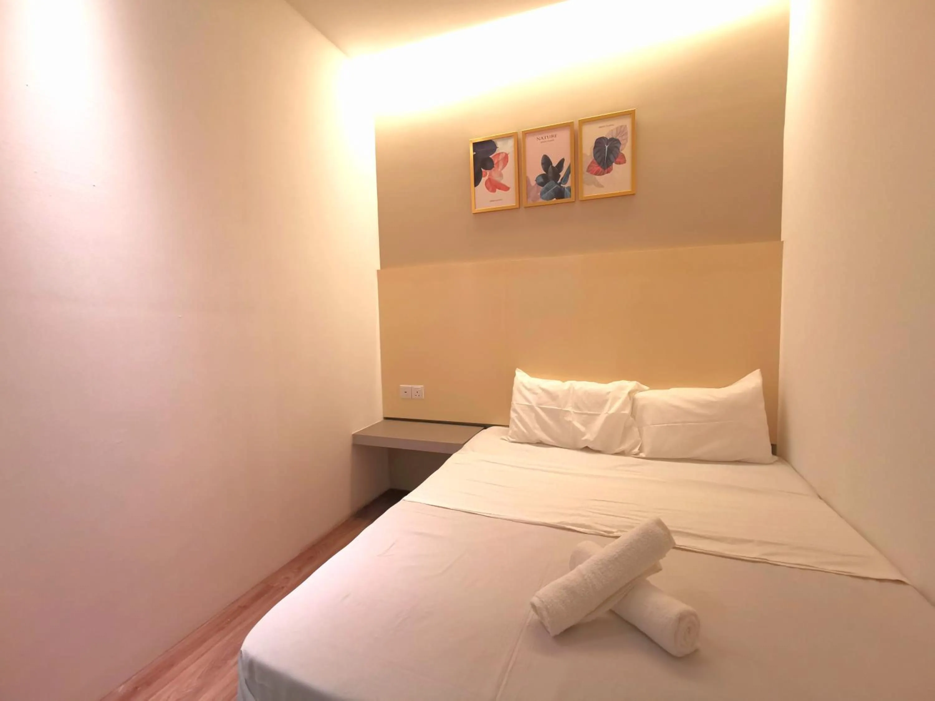 Queen Room with Shared Bathroom in Maco Inn Austin Heights @Johor Bahru