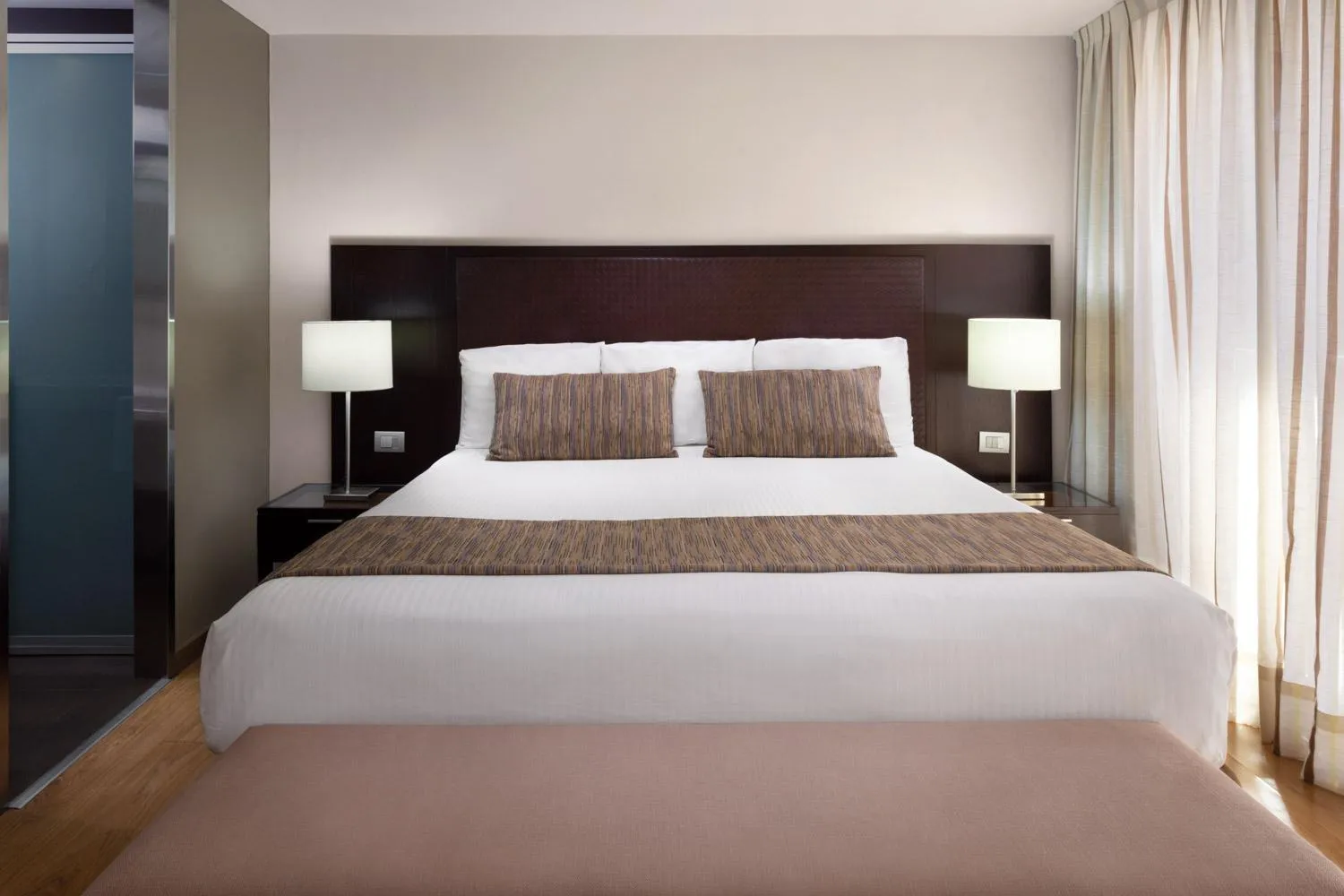 Decorative detail, Bed in Exe Suites Reforma