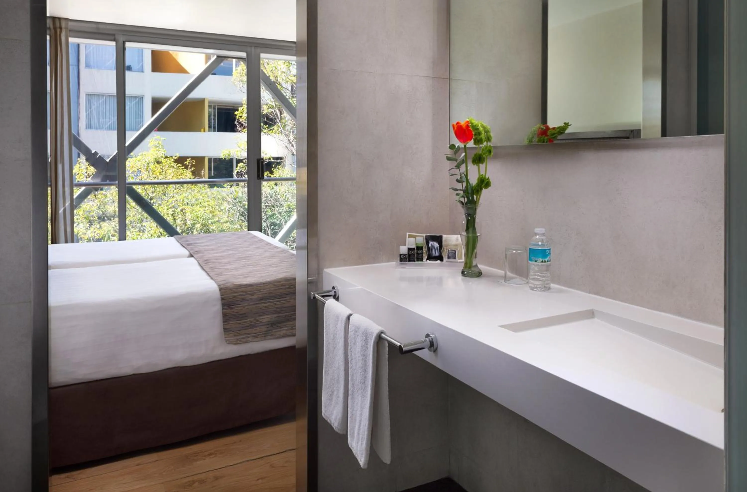 Photo of the whole room, Bed in Exe Suites Reforma