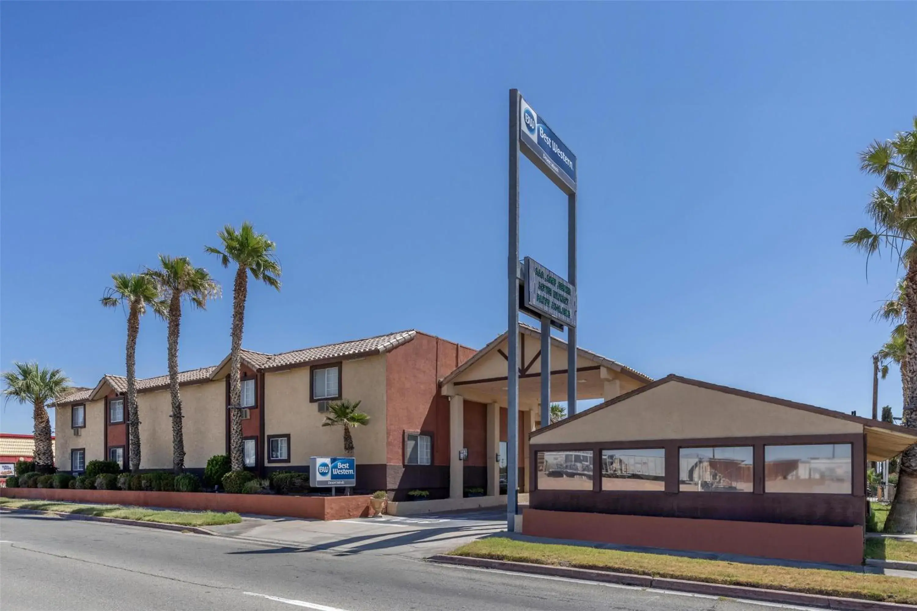 Property building in Best Western Desert Winds Property building in Best Western Desert Winds