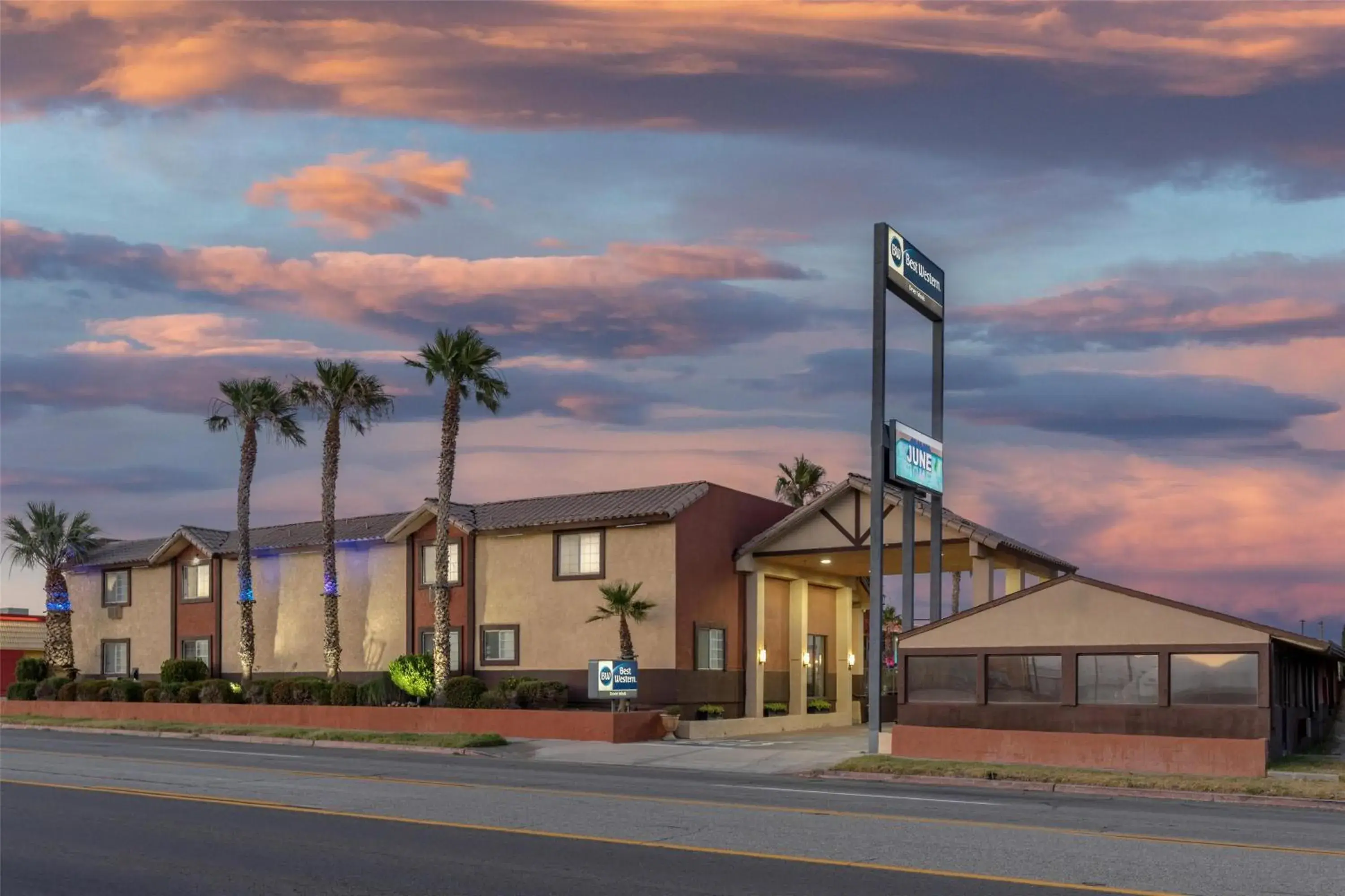 Property building in Best Western Desert Winds Property building in Best Western Desert Winds