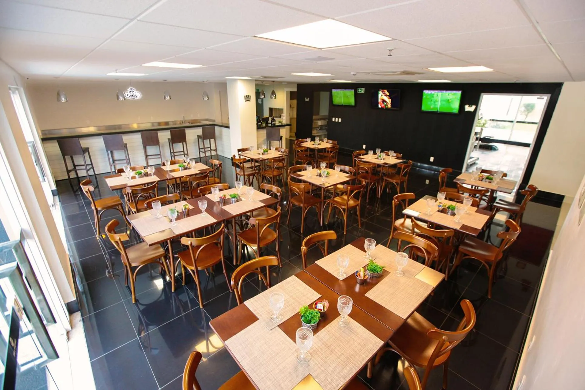 Restaurant/places to eat in Delmond Hotel