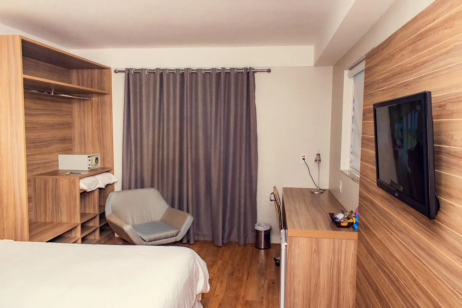 Bedroom, Bed in Delmond Hotel