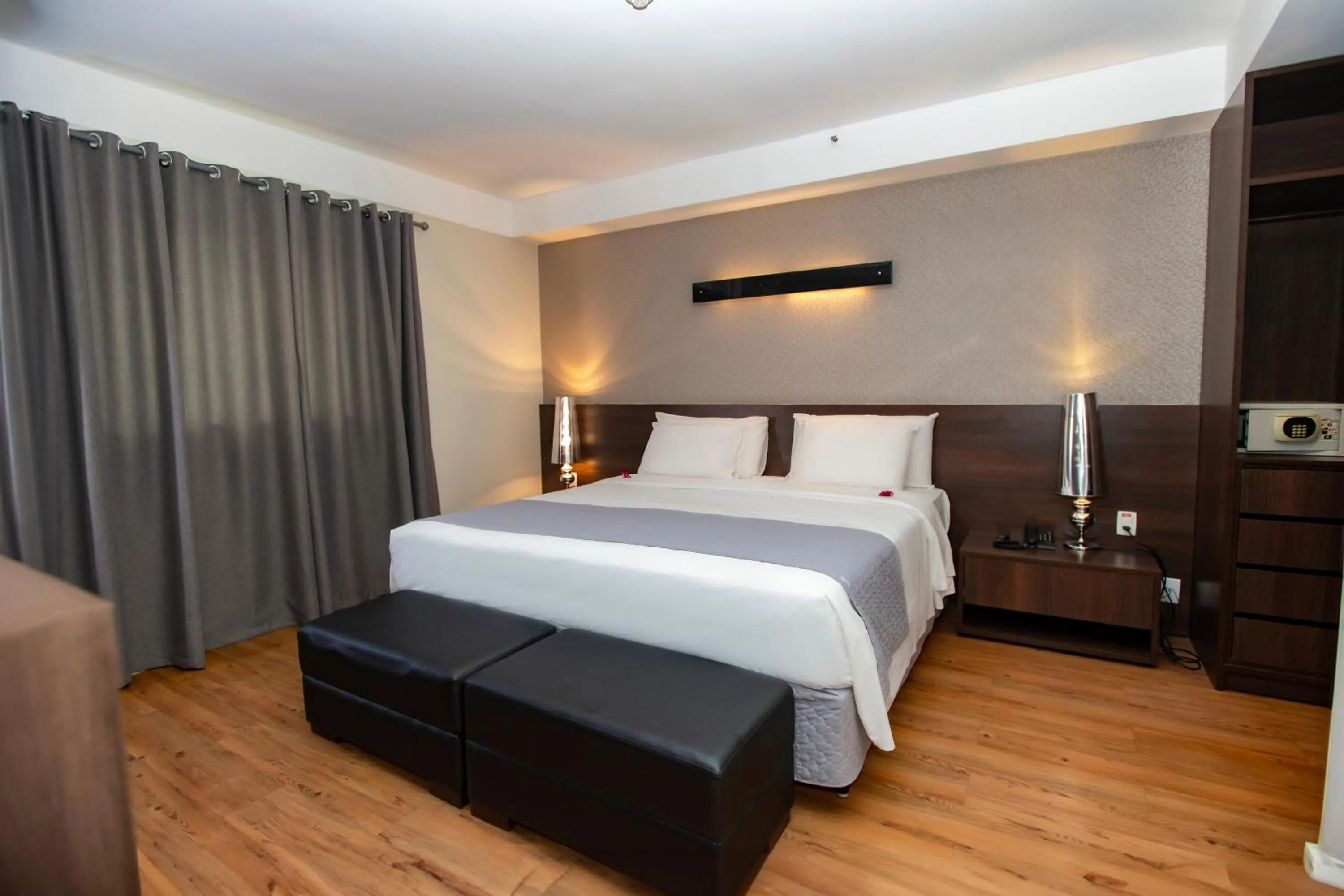 Bed in Delmond Hotel