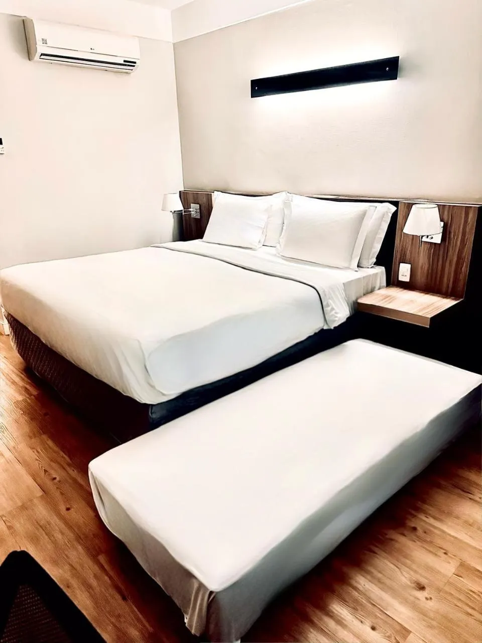 Bedroom, Bed in Delmond Hotel