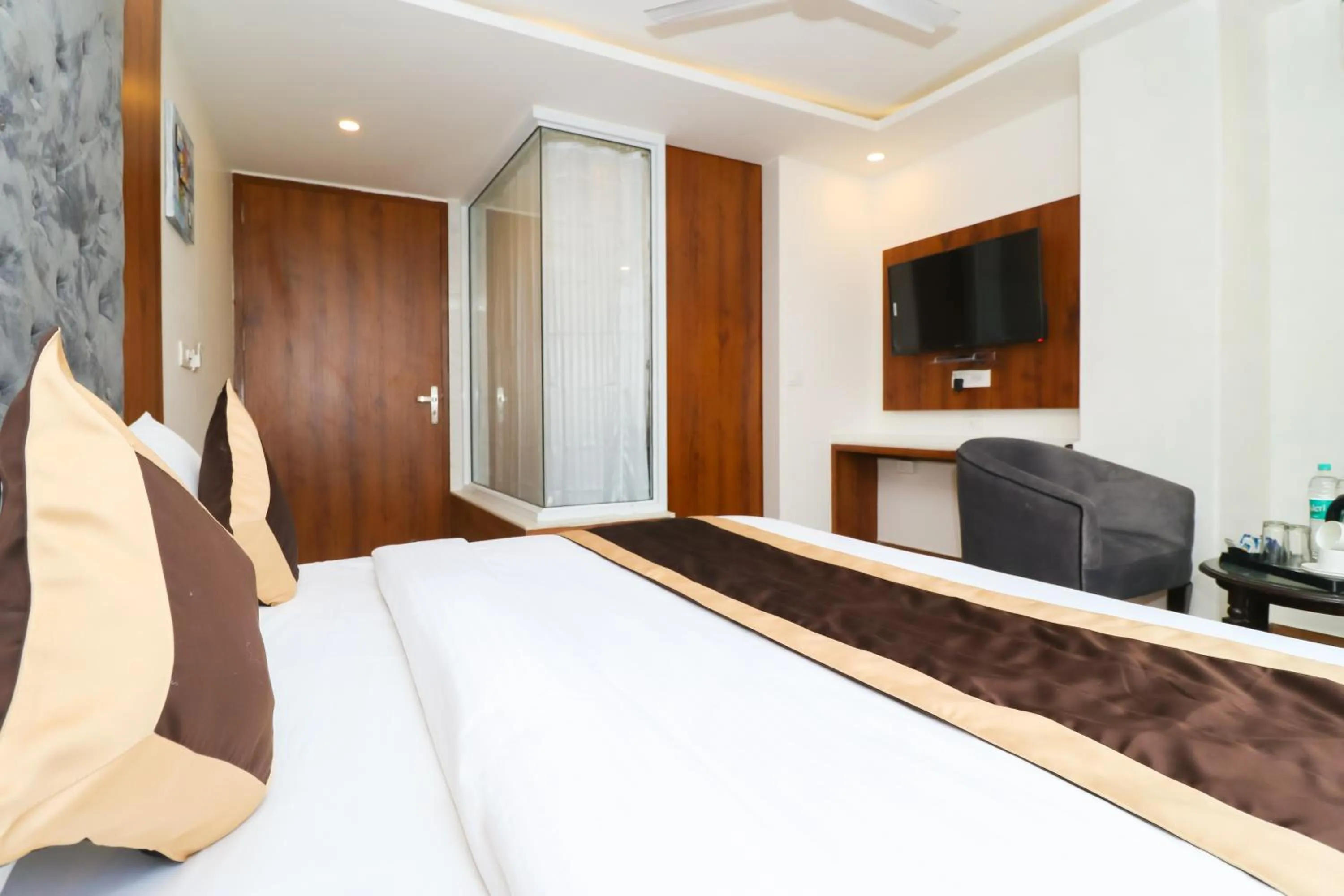 Photo of the whole room, Bed in OPO The View, Delhi Airport