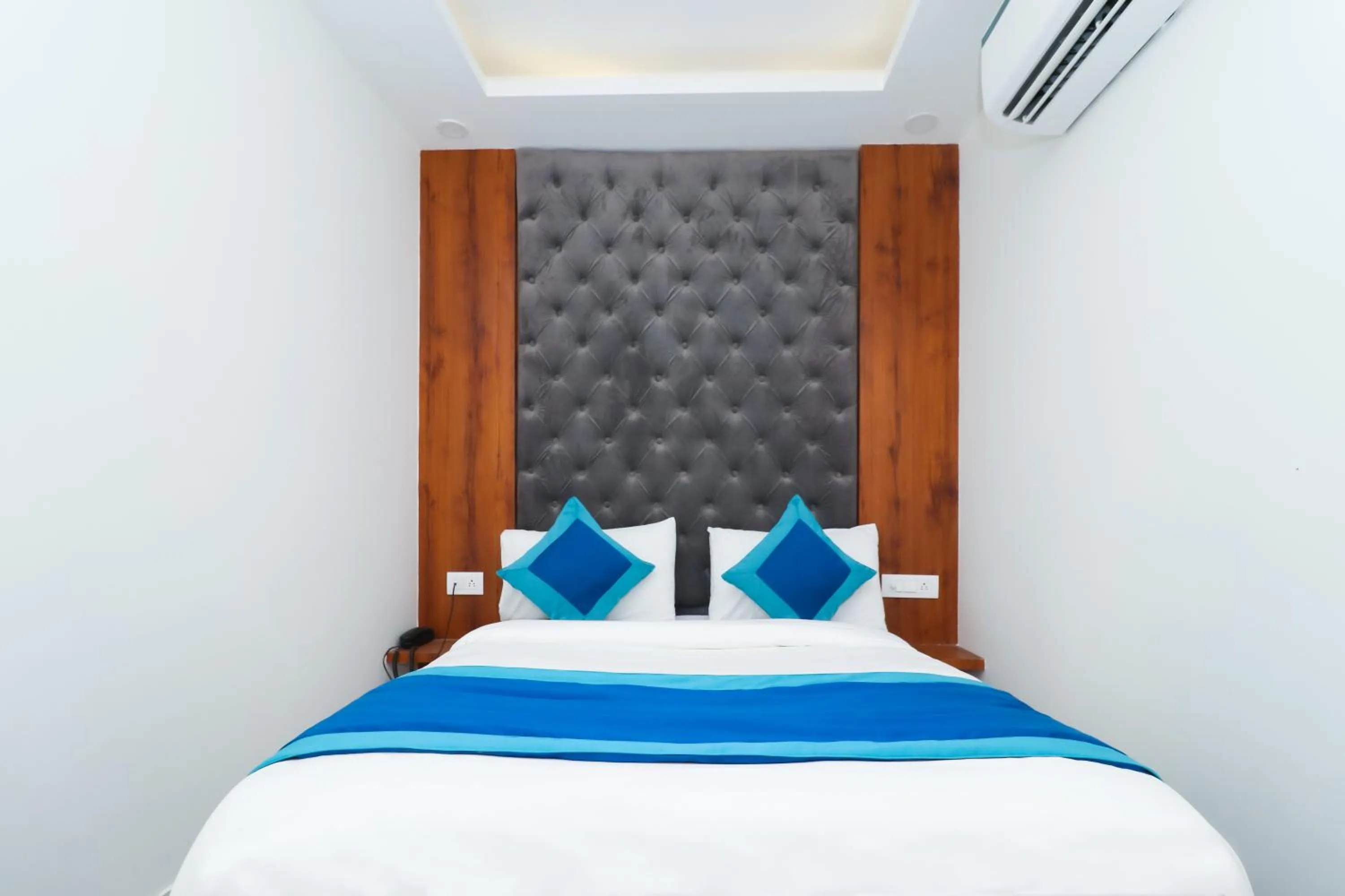 Photo of the whole room, Bed in OPO The View, Delhi Airport