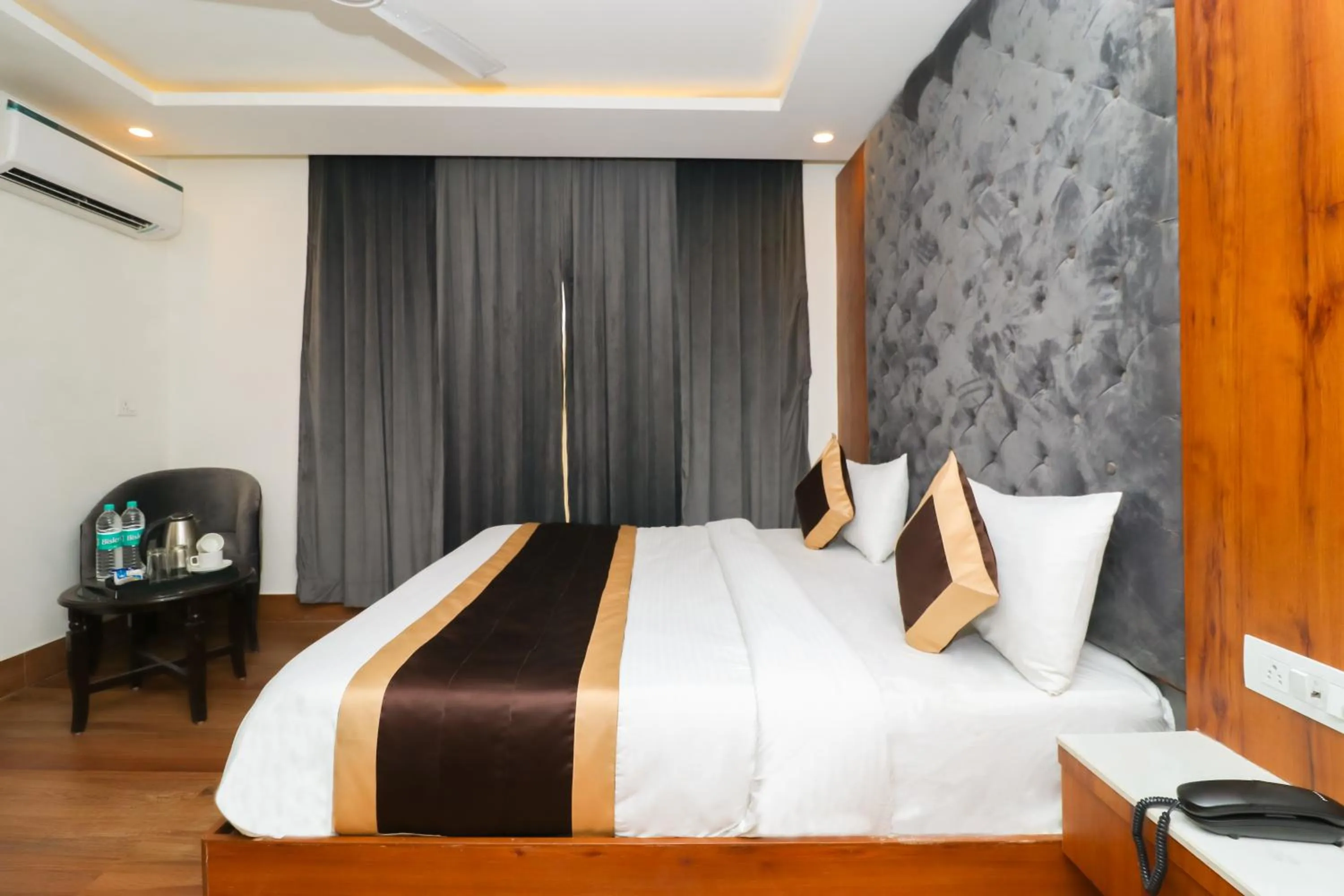 Photo of the whole room, Bed in OPO The View, Delhi Airport