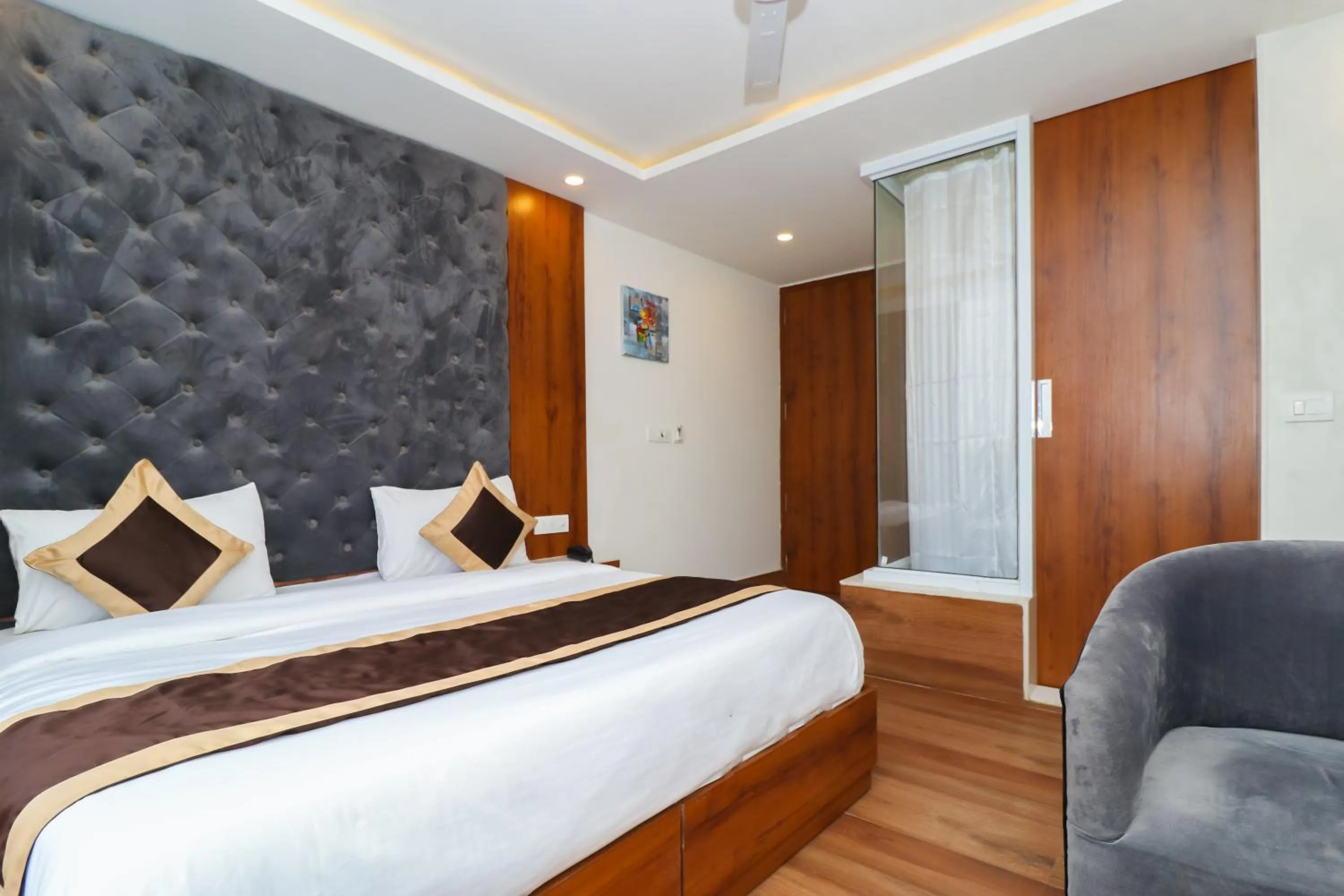 Photo of the whole room, Bed in OPO The View, Delhi Airport