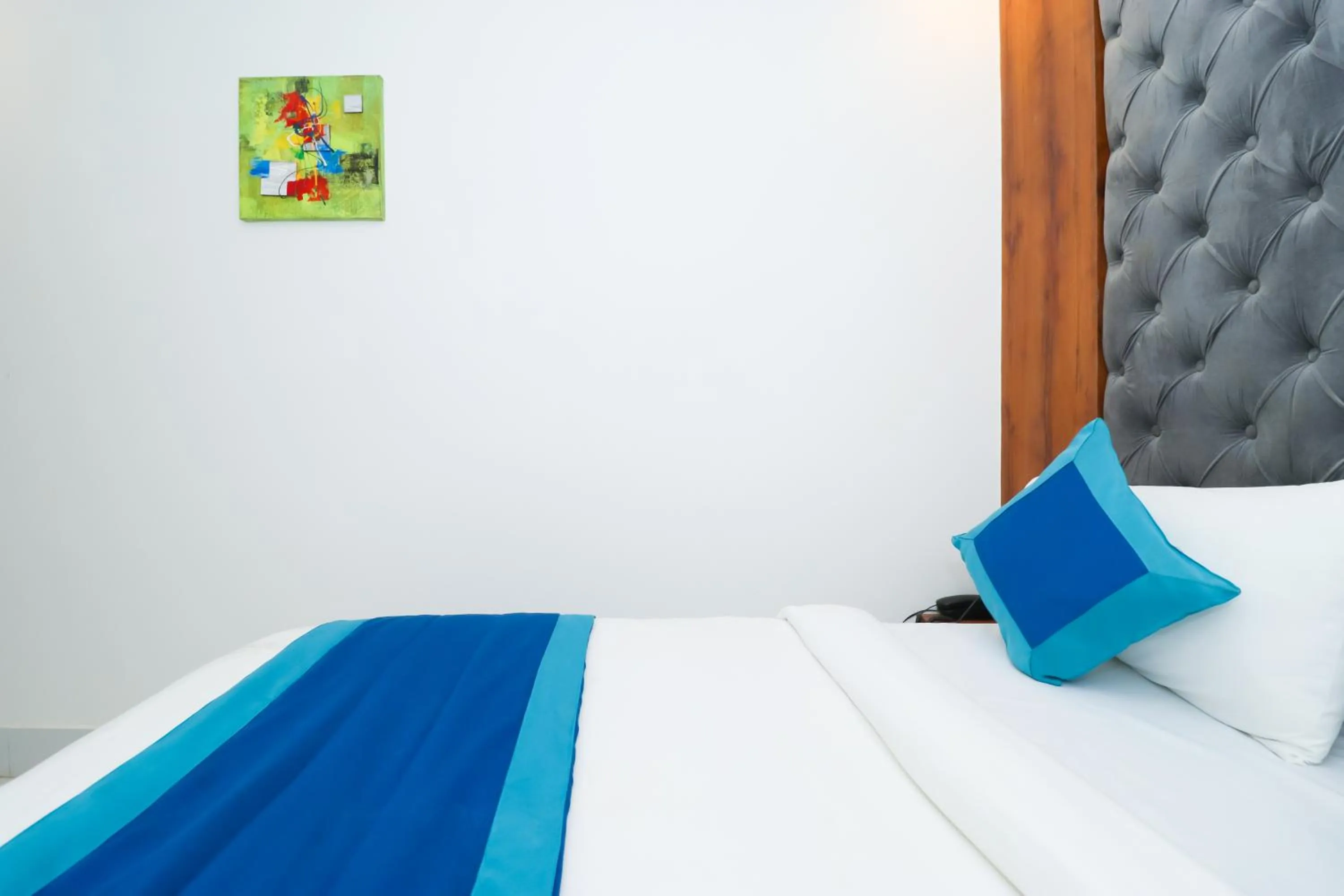 Photo of the whole room, Bed in OPO The View, Delhi Airport